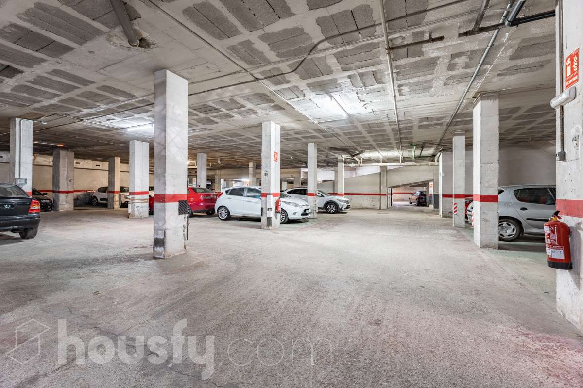 Amplio piso de 115 m² con 4 habitaciones, dos balcones, garaje en Sol i Padrís (Sabadell) Housfy presenta este espacioso y luminoso piso situado en Sol i Padrís, uno de los barrios más consolidados y demandados de Sabadell. La vivienda dispone de 115 m² útiles (superficie verificada por la Dirección General del Catastro) y fue construida en 1983. Gracias a su amplitud, excelente distribución y espacios exteriores, es una opción ideal para familias que buscan comodidad y calidad de vida. Distribución Se trata de un primero, sin ascensor. Amplio salón-comedor con abundante luz natural y salida a un balcón. 4 dormitorios, dos de ellos exteriores y dos interiores, ofreciendo diferentes posibilidades de uso según las necesidades de la familia. 2 baños completos. Cocina totalmente equipada. Características Dos balcones, que aportan luminosidad y agradables espacios al aire libre. Plaza de garaje incluida. Vivienda amplia, funcional y con gran potencial. Ubicación Ubicada en el barrio de Sol i Padrís, una zona muy valorada por su ambiente familiar, tranquilidad y la comodidad de tener todos los servicios al alcance. En las inmediaciones encontrarás colegios, supermercados, farmacias, centros de salud, zonas verdes y una amplia oferta comercial. Además, dispone de excelentes conexiones mediante transporte público y un rápido acceso a las principales vías de comunicación, facilitando los desplazamientos tanto dentro de Sabadell como hacia Barcelona y otras poblaciones del entorno. Aviso legal El precio de venta no incluye gastos de la compraventa como notaría, registro, impuestos, ni tampoco honorarios agencia. Esta publicación no es vinculante. Consulta siempre la nota simple con Housfy antes de formalizar la compraventa. Sobre nosotros Housfy es la plataforma integral de servicios inmobiliarios. Nuestra combinación de expertos y tecnología pone al alcance de todo el mundo servicios cómodos, claros y seguros. AICAT número: 7922. Nos encargamos de la gestión y asesoramiento de la compra. ¡Olvídate de todo! Hacemos los trámites por ti. Y, si además necesitas financiación, ponemos a tu disposición un bróker hipotecario para ayudarte a conseguir las mejores condiciones para tu perfil económico. ¿Quieres visitarla? Contacta con Housfy y agenda tu visita sin compromiso. Más información en: housfy.com En cumplimiento de la Ley 8/2026 en Cataluña, el certificado de presencia o ausencia de amianto se encuentra en proceso de tramitación.-41