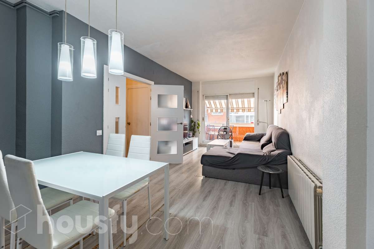 Amplio piso de 115 m² con 4 habitaciones, dos balcones, garaje en Sol i Padrís (Sabadell) Housfy presenta este espacioso y luminoso piso situado en Sol i Padrís, uno de los barrios más consolidados y demandados de Sabadell. La vivienda dispone de 115 m² útiles (superficie verificada por la Dirección General del Catastro) y fue construida en 1983. Gracias a su amplitud, excelente distribución y espacios exteriores, es una opción ideal para familias que buscan comodidad y calidad de vida. Distribución Se trata de un primero, sin ascensor. Amplio salón-comedor con abundante luz natural y salida a un balcón. 4 dormitorios, dos de ellos exteriores y dos interiores, ofreciendo diferentes posibilidades de uso según las necesidades de la familia. 2 baños completos. Cocina totalmente equipada. Características Dos balcones, que aportan luminosidad y agradables espacios al aire libre. Plaza de garaje incluida. Vivienda amplia, funcional y con gran potencial. Ubicación Ubicada en el barrio de Sol i Padrís, una zona muy valorada por su ambiente familiar, tranquilidad y la comodidad de tener todos los servicios al alcance. En las inmediaciones encontrarás colegios, supermercados, farmacias, centros de salud, zonas verdes y una amplia oferta comercial. Además, dispone de excelentes conexiones mediante transporte público y un rápido acceso a las principales vías de comunicación, facilitando los desplazamientos tanto dentro de Sabadell como hacia Barcelona y otras poblaciones del entorno. Aviso legal El precio de venta no incluye gastos de la compraventa como notaría, registro, impuestos, ni tampoco honorarios agencia. Esta publicación no es vinculante. Consulta siempre la nota simple con Housfy antes de formalizar la compraventa. Sobre nosotros Housfy es la plataforma integral de servicios inmobiliarios. Nuestra combinación de expertos y tecnología pone al alcance de todo el mundo servicios cómodos, claros y seguros. AICAT número: 7922. Nos encargamos de la gestión y asesoramiento de la compra. ¡Olvídate de todo! Hacemos los trámites por ti. Y, si además necesitas financiación, ponemos a tu disposición un bróker hipotecario para ayudarte a conseguir las mejores condiciones para tu perfil económico. ¿Quieres visitarla? Contacta con Housfy y agenda tu visita sin compromiso. Más información en: housfy.com En cumplimiento de la Ley 8/2026 en Cataluña, el certificado de presencia o ausencia de amianto se encuentra en proceso de tramitación.-2