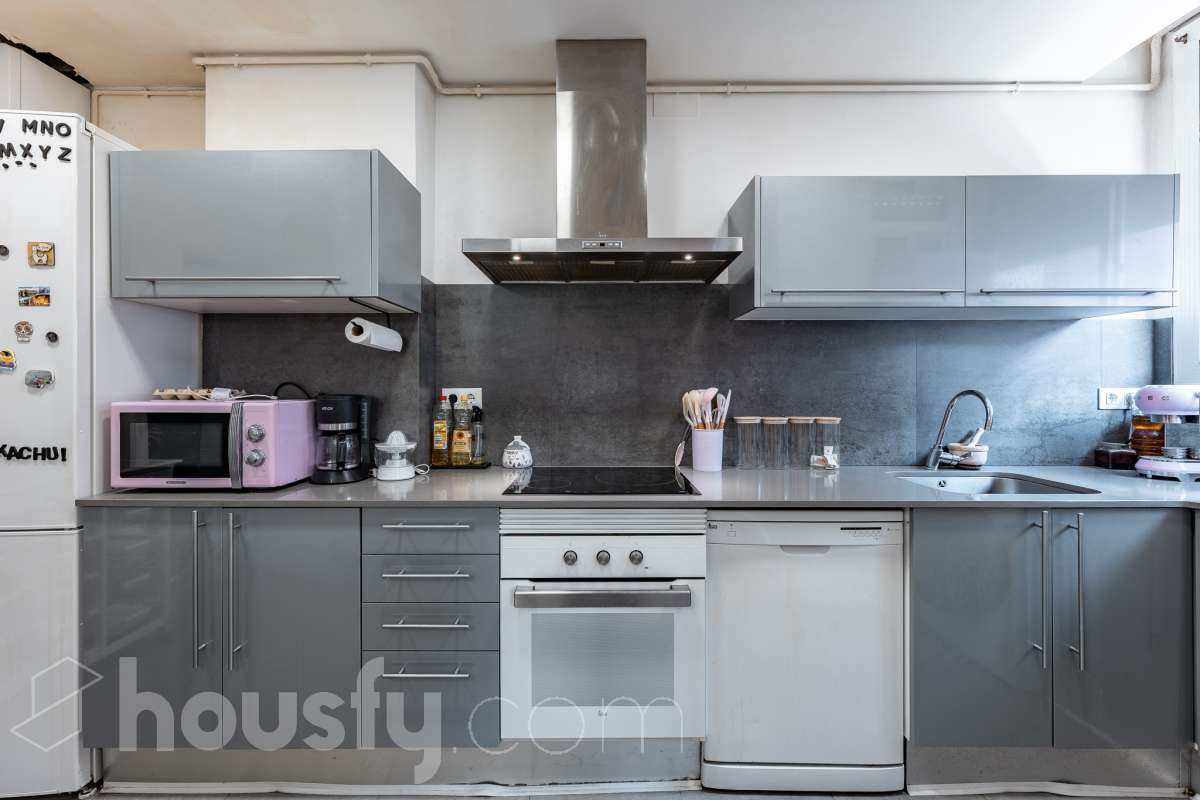Amplio piso de 115 m² con 4 habitaciones, dos balcones, garaje en Sol i Padrís (Sabadell) Housfy presenta este espacioso y luminoso piso situado en Sol i Padrís, uno de los barrios más consolidados y demandados de Sabadell. La vivienda dispone de 115 m² útiles (superficie verificada por la Dirección General del Catastro) y fue construida en 1983. Gracias a su amplitud, excelente distribución y espacios exteriores, es una opción ideal para familias que buscan comodidad y calidad de vida. Distribución Se trata de un primero, sin ascensor. Amplio salón-comedor con abundante luz natural y salida a un balcón. 4 dormitorios, dos de ellos exteriores y dos interiores, ofreciendo diferentes posibilidades de uso según las necesidades de la familia. 2 baños completos. Cocina totalmente equipada. Características Dos balcones, que aportan luminosidad y agradables espacios al aire libre. Plaza de garaje incluida. Vivienda amplia, funcional y con gran potencial. Ubicación Ubicada en el barrio de Sol i Padrís, una zona muy valorada por su ambiente familiar, tranquilidad y la comodidad de tener todos los servicios al alcance. En las inmediaciones encontrarás colegios, supermercados, farmacias, centros de salud, zonas verdes y una amplia oferta comercial. Además, dispone de excelentes conexiones mediante transporte público y un rápido acceso a las principales vías de comunicación, facilitando los desplazamientos tanto dentro de Sabadell como hacia Barcelona y otras poblaciones del entorno. Aviso legal El precio de venta no incluye gastos de la compraventa como notaría, registro, impuestos, ni tampoco honorarios agencia. Esta publicación no es vinculante. Consulta siempre la nota simple con Housfy antes de formalizar la compraventa. Sobre nosotros Housfy es la plataforma integral de servicios inmobiliarios. Nuestra combinación de expertos y tecnología pone al alcance de todo el mundo servicios cómodos, claros y seguros. AICAT número: 7922. Nos encargamos de la gestión y asesoramiento de la compra. ¡Olvídate de todo! Hacemos los trámites por ti. Y, si además necesitas financiación, ponemos a tu disposición un bróker hipotecario para ayudarte a conseguir las mejores condiciones para tu perfil económico. ¿Quieres visitarla? Contacta con Housfy y agenda tu visita sin compromiso. Más información en: housfy.com En cumplimiento de la Ley 8/2026 en Cataluña, el certificado de presencia o ausencia de amianto se encuentra en proceso de tramitación.-24
