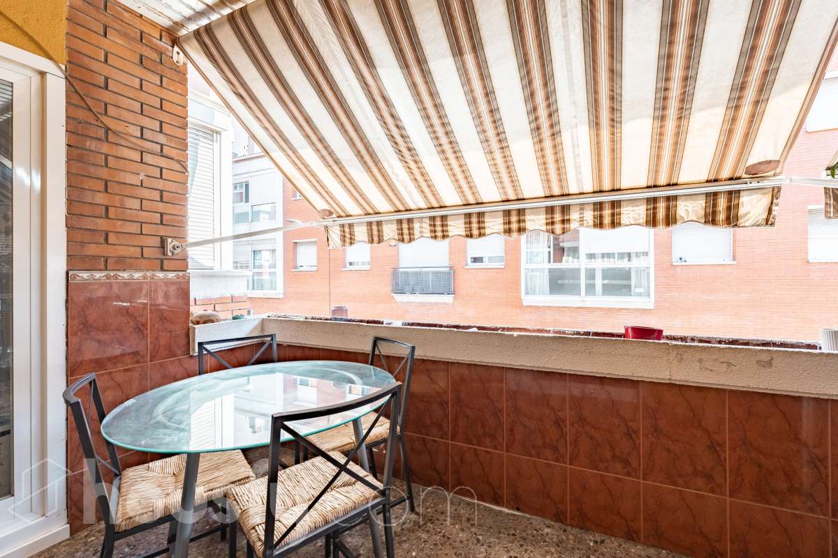 Amplio piso de 115 m² con 4 habitaciones, dos balcones, garaje en Sol i Padrís (Sabadell) Housfy presenta este espacioso y luminoso piso situado en Sol i Padrís, uno de los barrios más consolidados y demandados de Sabadell. La vivienda dispone de 115 m² útiles (superficie verificada por la Dirección General del Catastro) y fue construida en 1983. Gracias a su amplitud, excelente distribución y espacios exteriores, es una opción ideal para familias que buscan comodidad y calidad de vida. Distribución Se trata de un primero, sin ascensor. Amplio salón-comedor con abundante luz natural y salida a un balcón. 4 dormitorios, dos de ellos exteriores y dos interiores, ofreciendo diferentes posibilidades de uso según las necesidades de la familia. 2 baños completos. Cocina totalmente equipada. Características Dos balcones, que aportan luminosidad y agradables espacios al aire libre. Plaza de garaje incluida. Vivienda amplia, funcional y con gran potencial. Ubicación Ubicada en el barrio de Sol i Padrís, una zona muy valorada por su ambiente familiar, tranquilidad y la comodidad de tener todos los servicios al alcance. En las inmediaciones encontrarás colegios, supermercados, farmacias, centros de salud, zonas verdes y una amplia oferta comercial. Además, dispone de excelentes conexiones mediante transporte público y un rápido acceso a las principales vías de comunicación, facilitando los desplazamientos tanto dentro de Sabadell como hacia Barcelona y otras poblaciones del entorno. Aviso legal El precio de venta no incluye gastos de la compraventa como notaría, registro, impuestos, ni tampoco honorarios agencia. Esta publicación no es vinculante. Consulta siempre la nota simple con Housfy antes de formalizar la compraventa. Sobre nosotros Housfy es la plataforma integral de servicios inmobiliarios. Nuestra combinación de expertos y tecnología pone al alcance de todo el mundo servicios cómodos, claros y seguros. AICAT número: 7922. Nos encargamos de la gestión y asesoramiento de la compra. ¡Olvídate de todo! Hacemos los trámites por ti. Y, si además necesitas financiación, ponemos a tu disposición un bróker hipotecario para ayudarte a conseguir las mejores condiciones para tu perfil económico. ¿Quieres visitarla? Contacta con Housfy y agenda tu visita sin compromiso. Más información en: housfy.com En cumplimiento de la Ley 8/2026 en Cataluña, el certificado de presencia o ausencia de amianto se encuentra en proceso de tramitación.-33