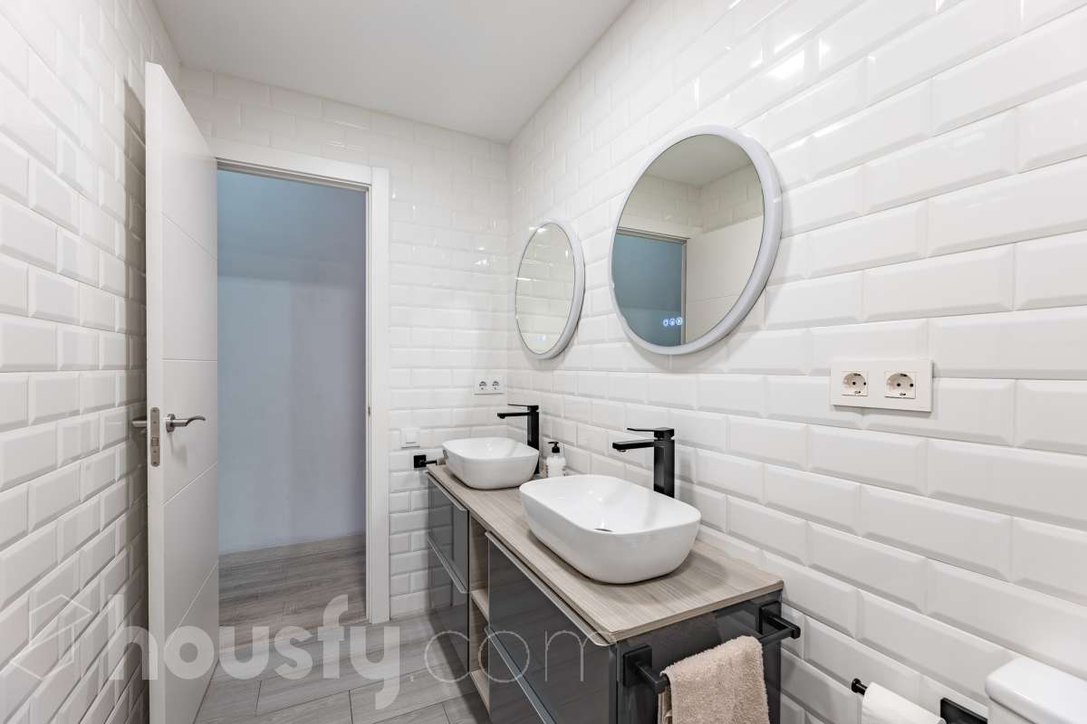 Amplio piso de 115 m² con 4 habitaciones, dos balcones, garaje en Sol i Padrís (Sabadell) Housfy presenta este espacioso y luminoso piso situado en Sol i Padrís, uno de los barrios más consolidados y demandados de Sabadell. La vivienda dispone de 115 m² útiles (superficie verificada por la Dirección General del Catastro) y fue construida en 1983. Gracias a su amplitud, excelente distribución y espacios exteriores, es una opción ideal para familias que buscan comodidad y calidad de vida. Distribución Se trata de un primero, sin ascensor. Amplio salón-comedor con abundante luz natural y salida a un balcón. 4 dormitorios, dos de ellos exteriores y dos interiores, ofreciendo diferentes posibilidades de uso según las necesidades de la familia. 2 baños completos. Cocina totalmente equipada. Características Dos balcones, que aportan luminosidad y agradables espacios al aire libre. Plaza de garaje incluida. Vivienda amplia, funcional y con gran potencial. Ubicación Ubicada en el barrio de Sol i Padrís, una zona muy valorada por su ambiente familiar, tranquilidad y la comodidad de tener todos los servicios al alcance. En las inmediaciones encontrarás colegios, supermercados, farmacias, centros de salud, zonas verdes y una amplia oferta comercial. Además, dispone de excelentes conexiones mediante transporte público y un rápido acceso a las principales vías de comunicación, facilitando los desplazamientos tanto dentro de Sabadell como hacia Barcelona y otras poblaciones del entorno. Aviso legal El precio de venta no incluye gastos de la compraventa como notaría, registro, impuestos, ni tampoco honorarios agencia. Esta publicación no es vinculante. Consulta siempre la nota simple con Housfy antes de formalizar la compraventa. Sobre nosotros Housfy es la plataforma integral de servicios inmobiliarios. Nuestra combinación de expertos y tecnología pone al alcance de todo el mundo servicios cómodos, claros y seguros. AICAT número: 7922. Nos encargamos de la gestión y asesoramiento de la compra. ¡Olvídate de todo! Hacemos los trámites por ti. Y, si además necesitas financiación, ponemos a tu disposición un bróker hipotecario para ayudarte a conseguir las mejores condiciones para tu perfil económico. ¿Quieres visitarla? Contacta con Housfy y agenda tu visita sin compromiso. Más información en: housfy.com En cumplimiento de la Ley 8/2026 en Cataluña, el certificado de presencia o ausencia de amianto se encuentra en proceso de tramitación.-28