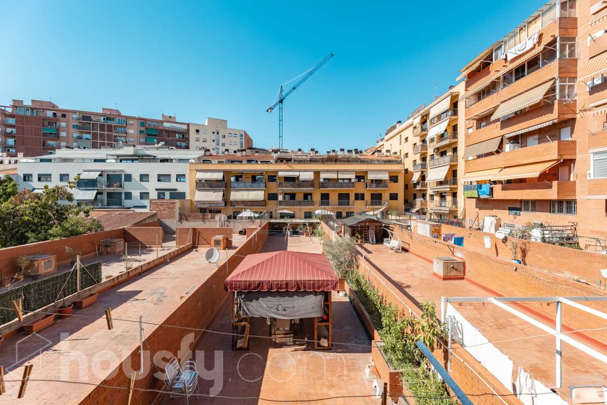 Amplio piso de 115 m² con 4 habitaciones, dos balcones, garaje en Sol i Padrís (Sabadell) Housfy presenta este espacioso y luminoso piso situado en Sol i Padrís, uno de los barrios más consolidados y demandados de Sabadell. La vivienda dispone de 115 m² útiles (superficie verificada por la Dirección General del Catastro) y fue construida en 1983. Gracias a su amplitud, excelente distribución y espacios exteriores, es una opción ideal para familias que buscan comodidad y calidad de vida. Distribución Se trata de un primero, sin ascensor. Amplio salón-comedor con abundante luz natural y salida a un balcón. 4 dormitorios, dos de ellos exteriores y dos interiores, ofreciendo diferentes posibilidades de uso según las necesidades de la familia. 2 baños completos. Cocina totalmente equipada. Características Dos balcones, que aportan luminosidad y agradables espacios al aire libre. Plaza de garaje incluida. Vivienda amplia, funcional y con gran potencial. Ubicación Ubicada en el barrio de Sol i Padrís, una zona muy valorada por su ambiente familiar, tranquilidad y la comodidad de tener todos los servicios al alcance. En las inmediaciones encontrarás colegios, supermercados, farmacias, centros de salud, zonas verdes y una amplia oferta comercial. Además, dispone de excelentes conexiones mediante transporte público y un rápido acceso a las principales vías de comunicación, facilitando los desplazamientos tanto dentro de Sabadell como hacia Barcelona y otras poblaciones del entorno. Aviso legal El precio de venta no incluye gastos de la compraventa como notaría, registro, impuestos, ni tampoco honorarios agencia. Esta publicación no es vinculante. Consulta siempre la nota simple con Housfy antes de formalizar la compraventa. Sobre nosotros Housfy es la plataforma integral de servicios inmobiliarios. Nuestra combinación de expertos y tecnología pone al alcance de todo el mundo servicios cómodos, claros y seguros. AICAT número: 7922. Nos encargamos de la gestión y asesoramiento de la compra. ¡Olvídate de todo! Hacemos los trámites por ti. Y, si además necesitas financiación, ponemos a tu disposición un bróker hipotecario para ayudarte a conseguir las mejores condiciones para tu perfil económico. ¿Quieres visitarla? Contacta con Housfy y agenda tu visita sin compromiso. Más información en: housfy.com En cumplimiento de la Ley 8/2026 en Cataluña, el certificado de presencia o ausencia de amianto se encuentra en proceso de tramitación.-38