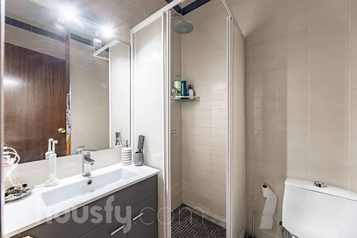 Amplio piso de 115 m² con 4 habitaciones, dos balcones, garaje en Sol i Padrís (Sabadell) Housfy presenta este espacioso y luminoso piso situado en Sol i Padrís, uno de los barrios más consolidados y demandados de Sabadell. La vivienda dispone de 115 m² útiles (superficie verificada por la Dirección General del Catastro) y fue construida en 1983. Gracias a su amplitud, excelente distribución y espacios exteriores, es una opción ideal para familias que buscan comodidad y calidad de vida. Distribución Se trata de un primero, sin ascensor. Amplio salón-comedor con abundante luz natural y salida a un balcón. 4 dormitorios, dos de ellos exteriores y dos interiores, ofreciendo diferentes posibilidades de uso según las necesidades de la familia. 2 baños completos. Cocina totalmente equipada. Características Dos balcones, que aportan luminosidad y agradables espacios al aire libre. Plaza de garaje incluida. Vivienda amplia, funcional y con gran potencial. Ubicación Ubicada en el barrio de Sol i Padrís, una zona muy valorada por su ambiente familiar, tranquilidad y la comodidad de tener todos los servicios al alcance. En las inmediaciones encontrarás colegios, supermercados, farmacias, centros de salud, zonas verdes y una amplia oferta comercial. Además, dispone de excelentes conexiones mediante transporte público y un rápido acceso a las principales vías de comunicación, facilitando los desplazamientos tanto dentro de Sabadell como hacia Barcelona y otras poblaciones del entorno. Aviso legal El precio de venta no incluye gastos de la compraventa como notaría, registro, impuestos, ni tampoco honorarios agencia. Esta publicación no es vinculante. Consulta siempre la nota simple con Housfy antes de formalizar la compraventa. Sobre nosotros Housfy es la plataforma integral de servicios inmobiliarios. Nuestra combinación de expertos y tecnología pone al alcance de todo el mundo servicios cómodos, claros y seguros. AICAT número: 7922. Nos encargamos de la gestión y asesoramiento de la compra. ¡Olvídate de todo! Hacemos los trámites por ti. Y, si además necesitas financiación, ponemos a tu disposición un bróker hipotecario para ayudarte a conseguir las mejores condiciones para tu perfil económico. ¿Quieres visitarla? Contacta con Housfy y agenda tu visita sin compromiso. Más información en: housfy.com En cumplimiento de la Ley 8/2026 en Cataluña, el certificado de presencia o ausencia de amianto se encuentra en proceso de tramitación.-30