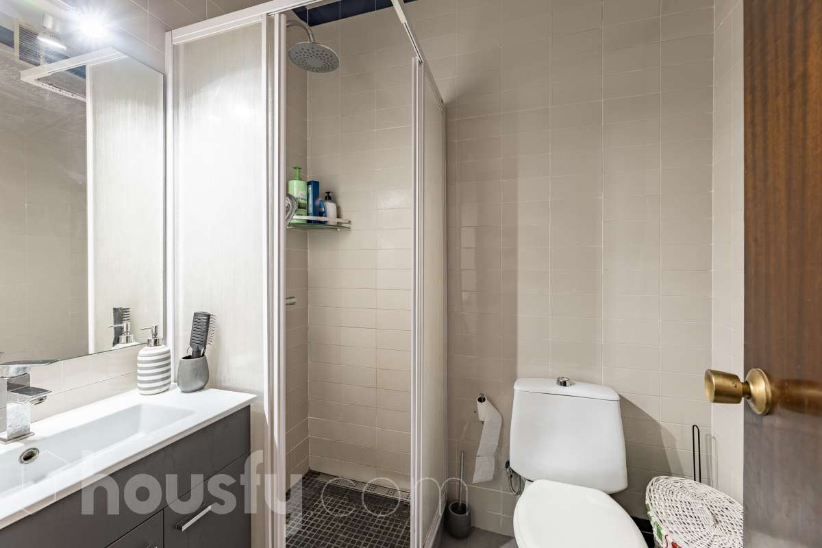 Amplio piso de 115 m² con 4 habitaciones, dos balcones, garaje en Sol i Padrís (Sabadell) Housfy presenta este espacioso y luminoso piso situado en Sol i Padrís, uno de los barrios más consolidados y demandados de Sabadell. La vivienda dispone de 115 m² útiles (superficie verificada por la Dirección General del Catastro) y fue construida en 1983. Gracias a su amplitud, excelente distribución y espacios exteriores, es una opción ideal para familias que buscan comodidad y calidad de vida. Distribución Se trata de un primero, sin ascensor. Amplio salón-comedor con abundante luz natural y salida a un balcón. 4 dormitorios, dos de ellos exteriores y dos interiores, ofreciendo diferentes posibilidades de uso según las necesidades de la familia. 2 baños completos. Cocina totalmente equipada. Características Dos balcones, que aportan luminosidad y agradables espacios al aire libre. Plaza de garaje incluida. Vivienda amplia, funcional y con gran potencial. Ubicación Ubicada en el barrio de Sol i Padrís, una zona muy valorada por su ambiente familiar, tranquilidad y la comodidad de tener todos los servicios al alcance. En las inmediaciones encontrarás colegios, supermercados, farmacias, centros de salud, zonas verdes y una amplia oferta comercial. Además, dispone de excelentes conexiones mediante transporte público y un rápido acceso a las principales vías de comunicación, facilitando los desplazamientos tanto dentro de Sabadell como hacia Barcelona y otras poblaciones del entorno. Aviso legal El precio de venta no incluye gastos de la compraventa como notaría, registro, impuestos, ni tampoco honorarios agencia. Esta publicación no es vinculante. Consulta siempre la nota simple con Housfy antes de formalizar la compraventa. Sobre nosotros Housfy es la plataforma integral de servicios inmobiliarios. Nuestra combinación de expertos y tecnología pone al alcance de todo el mundo servicios cómodos, claros y seguros. AICAT número: 7922. Nos encargamos de la gestión y asesoramiento de la compra. ¡Olvídate de todo! Hacemos los trámites por ti. Y, si además necesitas financiación, ponemos a tu disposición un bróker hipotecario para ayudarte a conseguir las mejores condiciones para tu perfil económico. ¿Quieres visitarla? Contacta con Housfy y agenda tu visita sin compromiso. Más información en: housfy.com En cumplimiento de la Ley 8/2026 en Cataluña, el certificado de presencia o ausencia de amianto se encuentra en proceso de tramitación.-29