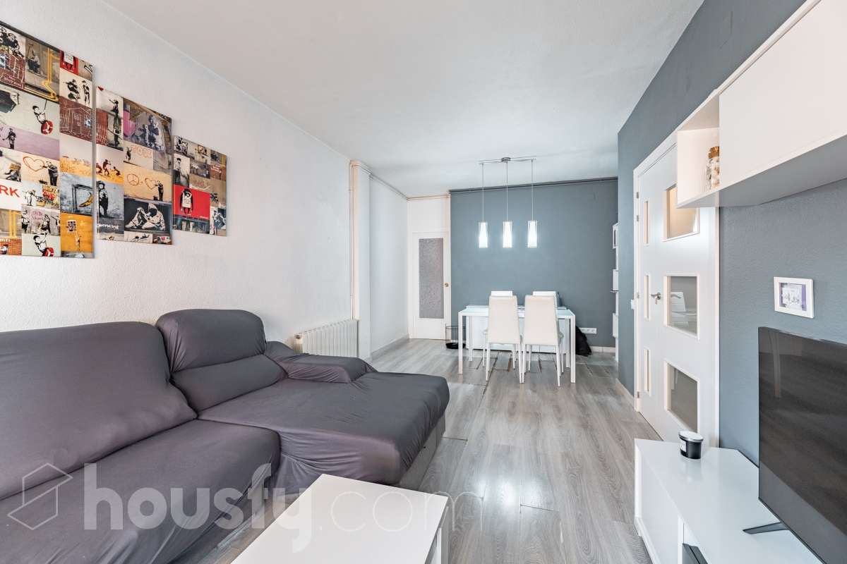 Amplio piso de 115 m² con 4 habitaciones, dos balcones, garaje en Sol i Padrís (Sabadell) Housfy presenta este espacioso y luminoso piso situado en Sol i Padrís, uno de los barrios más consolidados y demandados de Sabadell. La vivienda dispone de 115 m² útiles (superficie verificada por la Dirección General del Catastro) y fue construida en 1983. Gracias a su amplitud, excelente distribución y espacios exteriores, es una opción ideal para familias que buscan comodidad y calidad de vida. Distribución Se trata de un primero, sin ascensor. Amplio salón-comedor con abundante luz natural y salida a un balcón. 4 dormitorios, dos de ellos exteriores y dos interiores, ofreciendo diferentes posibilidades de uso según las necesidades de la familia. 2 baños completos. Cocina totalmente equipada. Características Dos balcones, que aportan luminosidad y agradables espacios al aire libre. Plaza de garaje incluida. Vivienda amplia, funcional y con gran potencial. Ubicación Ubicada en el barrio de Sol i Padrís, una zona muy valorada por su ambiente familiar, tranquilidad y la comodidad de tener todos los servicios al alcance. En las inmediaciones encontrarás colegios, supermercados, farmacias, centros de salud, zonas verdes y una amplia oferta comercial. Además, dispone de excelentes conexiones mediante transporte público y un rápido acceso a las principales vías de comunicación, facilitando los desplazamientos tanto dentro de Sabadell como hacia Barcelona y otras poblaciones del entorno. Aviso legal El precio de venta no incluye gastos de la compraventa como notaría, registro, impuestos, ni tampoco honorarios agencia. Esta publicación no es vinculante. Consulta siempre la nota simple con Housfy antes de formalizar la compraventa. Sobre nosotros Housfy es la plataforma integral de servicios inmobiliarios. Nuestra combinación de expertos y tecnología pone al alcance de todo el mundo servicios cómodos, claros y seguros. AICAT número: 7922. Nos encargamos de la gestión y asesoramiento de la compra. ¡Olvídate de todo! Hacemos los trámites por ti. Y, si además necesitas financiación, ponemos a tu disposición un bróker hipotecario para ayudarte a conseguir las mejores condiciones para tu perfil económico. ¿Quieres visitarla? Contacta con Housfy y agenda tu visita sin compromiso. Más información en: housfy.com En cumplimiento de la Ley 8/2026 en Cataluña, el certificado de presencia o ausencia de amianto se encuentra en proceso de tramitación.-6