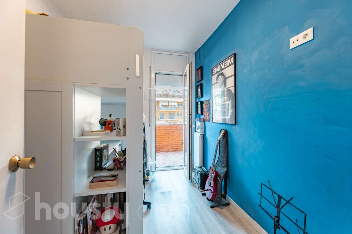 Amplio piso de 115 m² con 4 habitaciones, dos balcones, garaje en Sol i Padrís (Sabadell) Housfy presenta este espacioso y luminoso piso situado en Sol i Padrís, uno de los barrios más consolidados y demandados de Sabadell. La vivienda dispone de 115 m² útiles (superficie verificada por la Dirección General del Catastro) y fue construida en 1983. Gracias a su amplitud, excelente distribución y espacios exteriores, es una opción ideal para familias que buscan comodidad y calidad de vida. Distribución Se trata de un primero, sin ascensor. Amplio salón-comedor con abundante luz natural y salida a un balcón. 4 dormitorios, dos de ellos exteriores y dos interiores, ofreciendo diferentes posibilidades de uso según las necesidades de la familia. 2 baños completos. Cocina totalmente equipada. Características Dos balcones, que aportan luminosidad y agradables espacios al aire libre. Plaza de garaje incluida. Vivienda amplia, funcional y con gran potencial. Ubicación Ubicada en el barrio de Sol i Padrís, una zona muy valorada por su ambiente familiar, tranquilidad y la comodidad de tener todos los servicios al alcance. En las inmediaciones encontrarás colegios, supermercados, farmacias, centros de salud, zonas verdes y una amplia oferta comercial. Además, dispone de excelentes conexiones mediante transporte público y un rápido acceso a las principales vías de comunicación, facilitando los desplazamientos tanto dentro de Sabadell como hacia Barcelona y otras poblaciones del entorno. Aviso legal El precio de venta no incluye gastos de la compraventa como notaría, registro, impuestos, ni tampoco honorarios agencia. Esta publicación no es vinculante. Consulta siempre la nota simple con Housfy antes de formalizar la compraventa. Sobre nosotros Housfy es la plataforma integral de servicios inmobiliarios. Nuestra combinación de expertos y tecnología pone al alcance de todo el mundo servicios cómodos, claros y seguros. AICAT número: 7922. Nos encargamos de la gestión y asesoramiento de la compra. ¡Olvídate de todo! Hacemos los trámites por ti. Y, si además necesitas financiación, ponemos a tu disposición un bróker hipotecario para ayudarte a conseguir las mejores condiciones para tu perfil económico. ¿Quieres visitarla? Contacta con Housfy y agenda tu visita sin compromiso. Más información en: housfy.com En cumplimiento de la Ley 8/2026 en Cataluña, el certificado de presencia o ausencia de amianto se encuentra en proceso de tramitación.-19