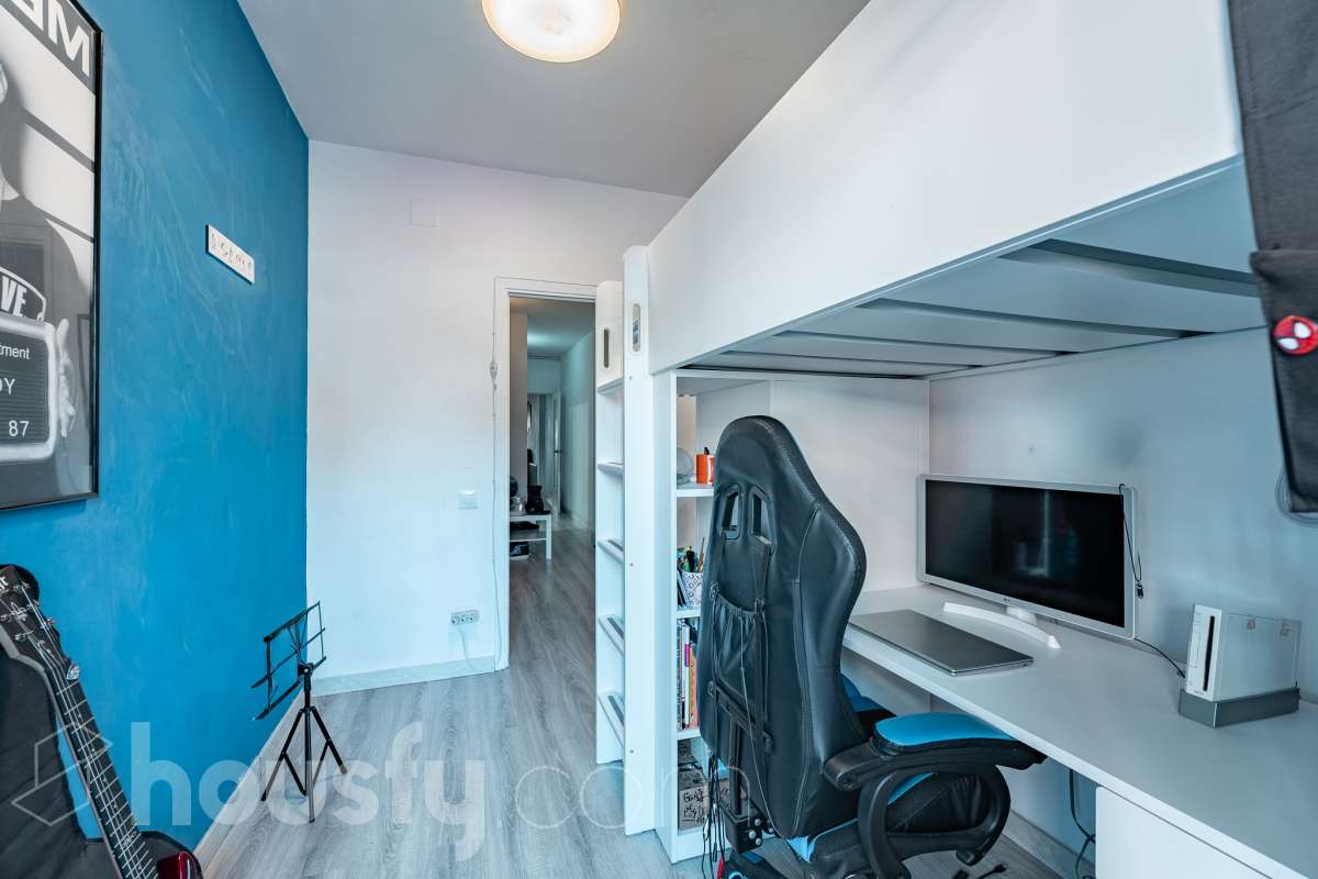 Amplio piso de 115 m² con 4 habitaciones, dos balcones, garaje en Sol i Padrís (Sabadell) Housfy presenta este espacioso y luminoso piso situado en Sol i Padrís, uno de los barrios más consolidados y demandados de Sabadell. La vivienda dispone de 115 m² útiles (superficie verificada por la Dirección General del Catastro) y fue construida en 1983. Gracias a su amplitud, excelente distribución y espacios exteriores, es una opción ideal para familias que buscan comodidad y calidad de vida. Distribución Se trata de un primero, sin ascensor. Amplio salón-comedor con abundante luz natural y salida a un balcón. 4 dormitorios, dos de ellos exteriores y dos interiores, ofreciendo diferentes posibilidades de uso según las necesidades de la familia. 2 baños completos. Cocina totalmente equipada. Características Dos balcones, que aportan luminosidad y agradables espacios al aire libre. Plaza de garaje incluida. Vivienda amplia, funcional y con gran potencial. Ubicación Ubicada en el barrio de Sol i Padrís, una zona muy valorada por su ambiente familiar, tranquilidad y la comodidad de tener todos los servicios al alcance. En las inmediaciones encontrarás colegios, supermercados, farmacias, centros de salud, zonas verdes y una amplia oferta comercial. Además, dispone de excelentes conexiones mediante transporte público y un rápido acceso a las principales vías de comunicación, facilitando los desplazamientos tanto dentro de Sabadell como hacia Barcelona y otras poblaciones del entorno. Aviso legal El precio de venta no incluye gastos de la compraventa como notaría, registro, impuestos, ni tampoco honorarios agencia. Esta publicación no es vinculante. Consulta siempre la nota simple con Housfy antes de formalizar la compraventa. Sobre nosotros Housfy es la plataforma integral de servicios inmobiliarios. Nuestra combinación de expertos y tecnología pone al alcance de todo el mundo servicios cómodos, claros y seguros. AICAT número: 7922. Nos encargamos de la gestión y asesoramiento de la compra. ¡Olvídate de todo! Hacemos los trámites por ti. Y, si además necesitas financiación, ponemos a tu disposición un bróker hipotecario para ayudarte a conseguir las mejores condiciones para tu perfil económico. ¿Quieres visitarla? Contacta con Housfy y agenda tu visita sin compromiso. Más información en: housfy.com En cumplimiento de la Ley 8/2026 en Cataluña, el certificado de presencia o ausencia de amianto se encuentra en proceso de tramitación.-18