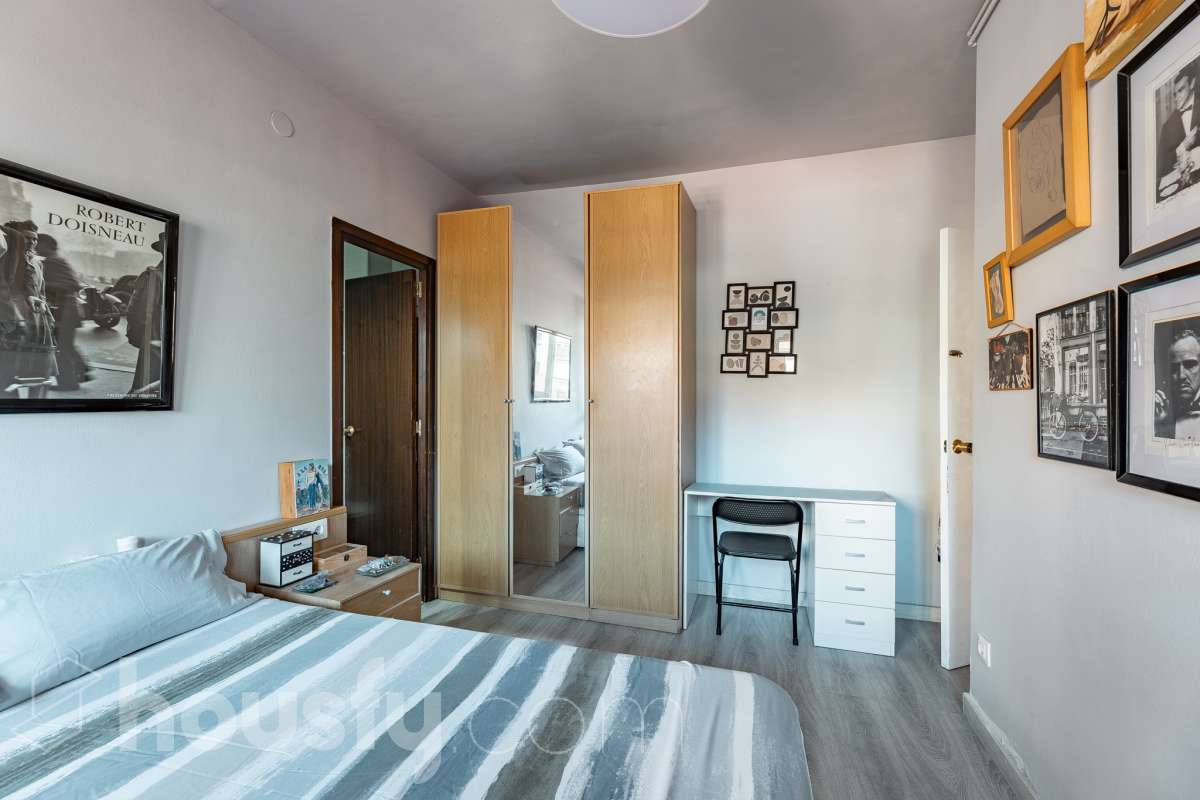 Amplio piso de 115 m² con 4 habitaciones, dos balcones, garaje en Sol i Padrís (Sabadell) Housfy presenta este espacioso y luminoso piso situado en Sol i Padrís, uno de los barrios más consolidados y demandados de Sabadell. La vivienda dispone de 115 m² útiles (superficie verificada por la Dirección General del Catastro) y fue construida en 1983. Gracias a su amplitud, excelente distribución y espacios exteriores, es una opción ideal para familias que buscan comodidad y calidad de vida. Distribución Se trata de un primero, sin ascensor. Amplio salón-comedor con abundante luz natural y salida a un balcón. 4 dormitorios, dos de ellos exteriores y dos interiores, ofreciendo diferentes posibilidades de uso según las necesidades de la familia. 2 baños completos. Cocina totalmente equipada. Características Dos balcones, que aportan luminosidad y agradables espacios al aire libre. Plaza de garaje incluida. Vivienda amplia, funcional y con gran potencial. Ubicación Ubicada en el barrio de Sol i Padrís, una zona muy valorada por su ambiente familiar, tranquilidad y la comodidad de tener todos los servicios al alcance. En las inmediaciones encontrarás colegios, supermercados, farmacias, centros de salud, zonas verdes y una amplia oferta comercial. Además, dispone de excelentes conexiones mediante transporte público y un rápido acceso a las principales vías de comunicación, facilitando los desplazamientos tanto dentro de Sabadell como hacia Barcelona y otras poblaciones del entorno. Aviso legal El precio de venta no incluye gastos de la compraventa como notaría, registro, impuestos, ni tampoco honorarios agencia. Esta publicación no es vinculante. Consulta siempre la nota simple con Housfy antes de formalizar la compraventa. Sobre nosotros Housfy es la plataforma integral de servicios inmobiliarios. Nuestra combinación de expertos y tecnología pone al alcance de todo el mundo servicios cómodos, claros y seguros. AICAT número: 7922. Nos encargamos de la gestión y asesoramiento de la compra. ¡Olvídate de todo! Hacemos los trámites por ti. Y, si además necesitas financiación, ponemos a tu disposición un bróker hipotecario para ayudarte a conseguir las mejores condiciones para tu perfil económico. ¿Quieres visitarla? Contacta con Housfy y agenda tu visita sin compromiso. Más información en: housfy.com En cumplimiento de la Ley 8/2026 en Cataluña, el certificado de presencia o ausencia de amianto se encuentra en proceso de tramitación.-11