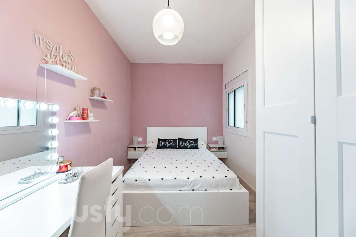 Amplio piso de 115 m² con 4 habitaciones, dos balcones, garaje en Sol i Padrís (Sabadell) Housfy presenta este espacioso y luminoso piso situado en Sol i Padrís, uno de los barrios más consolidados y demandados de Sabadell. La vivienda dispone de 115 m² útiles (superficie verificada por la Dirección General del Catastro) y fue construida en 1983. Gracias a su amplitud, excelente distribución y espacios exteriores, es una opción ideal para familias que buscan comodidad y calidad de vida. Distribución Se trata de un primero, sin ascensor. Amplio salón-comedor con abundante luz natural y salida a un balcón. 4 dormitorios, dos de ellos exteriores y dos interiores, ofreciendo diferentes posibilidades de uso según las necesidades de la familia. 2 baños completos. Cocina totalmente equipada. Características Dos balcones, que aportan luminosidad y agradables espacios al aire libre. Plaza de garaje incluida. Vivienda amplia, funcional y con gran potencial. Ubicación Ubicada en el barrio de Sol i Padrís, una zona muy valorada por su ambiente familiar, tranquilidad y la comodidad de tener todos los servicios al alcance. En las inmediaciones encontrarás colegios, supermercados, farmacias, centros de salud, zonas verdes y una amplia oferta comercial. Además, dispone de excelentes conexiones mediante transporte público y un rápido acceso a las principales vías de comunicación, facilitando los desplazamientos tanto dentro de Sabadell como hacia Barcelona y otras poblaciones del entorno. Aviso legal El precio de venta no incluye gastos de la compraventa como notaría, registro, impuestos, ni tampoco honorarios agencia. Esta publicación no es vinculante. Consulta siempre la nota simple con Housfy antes de formalizar la compraventa. Sobre nosotros Housfy es la plataforma integral de servicios inmobiliarios. Nuestra combinación de expertos y tecnología pone al alcance de todo el mundo servicios cómodos, claros y seguros. AICAT número: 7922. Nos encargamos de la gestión y asesoramiento de la compra. ¡Olvídate de todo! Hacemos los trámites por ti. Y, si además necesitas financiación, ponemos a tu disposición un bróker hipotecario para ayudarte a conseguir las mejores condiciones para tu perfil económico. ¿Quieres visitarla? Contacta con Housfy y agenda tu visita sin compromiso. Más información en: housfy.com En cumplimiento de la Ley 8/2026 en Cataluña, el certificado de presencia o ausencia de amianto se encuentra en proceso de tramitación.-13
