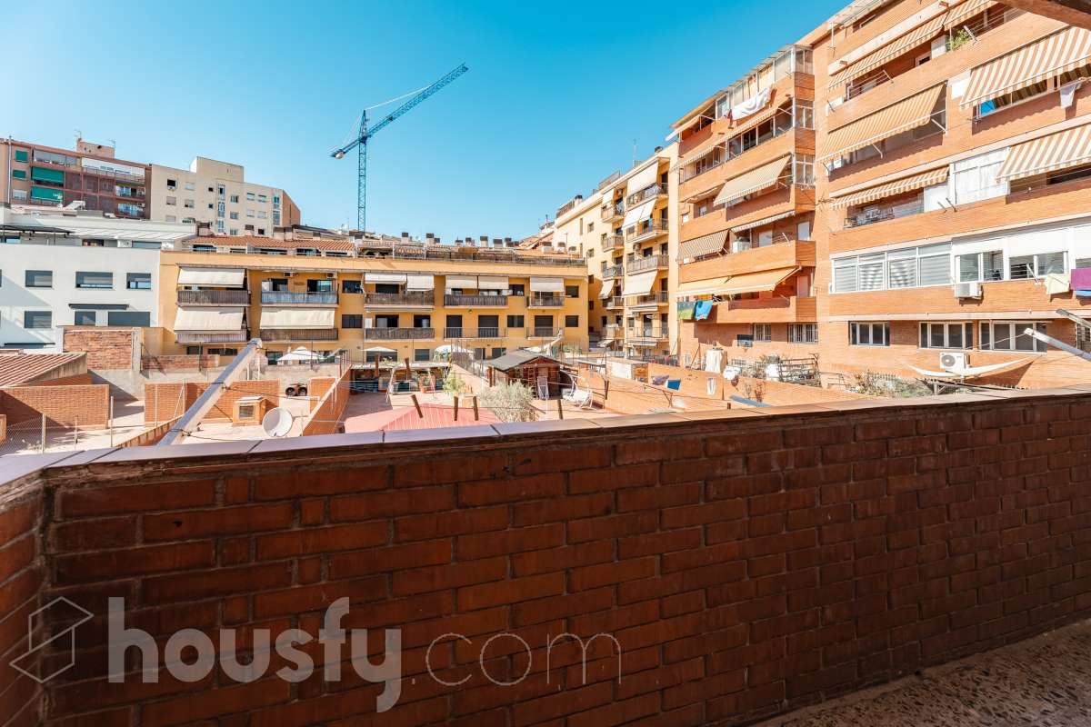 Amplio piso de 115 m² con 4 habitaciones, dos balcones, garaje en Sol i Padrís (Sabadell) Housfy presenta este espacioso y luminoso piso situado en Sol i Padrís, uno de los barrios más consolidados y demandados de Sabadell. La vivienda dispone de 115 m² útiles (superficie verificada por la Dirección General del Catastro) y fue construida en 1983. Gracias a su amplitud, excelente distribución y espacios exteriores, es una opción ideal para familias que buscan comodidad y calidad de vida. Distribución Se trata de un primero, sin ascensor. Amplio salón-comedor con abundante luz natural y salida a un balcón. 4 dormitorios, dos de ellos exteriores y dos interiores, ofreciendo diferentes posibilidades de uso según las necesidades de la familia. 2 baños completos. Cocina totalmente equipada. Características Dos balcones, que aportan luminosidad y agradables espacios al aire libre. Plaza de garaje incluida. Vivienda amplia, funcional y con gran potencial. Ubicación Ubicada en el barrio de Sol i Padrís, una zona muy valorada por su ambiente familiar, tranquilidad y la comodidad de tener todos los servicios al alcance. En las inmediaciones encontrarás colegios, supermercados, farmacias, centros de salud, zonas verdes y una amplia oferta comercial. Además, dispone de excelentes conexiones mediante transporte público y un rápido acceso a las principales vías de comunicación, facilitando los desplazamientos tanto dentro de Sabadell como hacia Barcelona y otras poblaciones del entorno. Aviso legal El precio de venta no incluye gastos de la compraventa como notaría, registro, impuestos, ni tampoco honorarios agencia. Esta publicación no es vinculante. Consulta siempre la nota simple con Housfy antes de formalizar la compraventa. Sobre nosotros Housfy es la plataforma integral de servicios inmobiliarios. Nuestra combinación de expertos y tecnología pone al alcance de todo el mundo servicios cómodos, claros y seguros. AICAT número: 7922. Nos encargamos de la gestión y asesoramiento de la compra. ¡Olvídate de todo! Hacemos los trámites por ti. Y, si además necesitas financiación, ponemos a tu disposición un bróker hipotecario para ayudarte a conseguir las mejores condiciones para tu perfil económico. ¿Quieres visitarla? Contacta con Housfy y agenda tu visita sin compromiso. Más información en: housfy.com En cumplimiento de la Ley 8/2026 en Cataluña, el certificado de presencia o ausencia de amianto se encuentra en proceso de tramitación.-35
