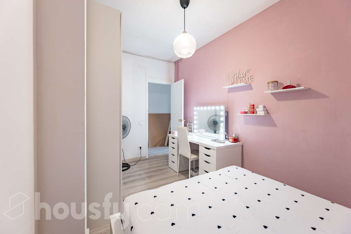Amplio piso de 115 m² con 4 habitaciones, dos balcones, garaje en Sol i Padrís (Sabadell) Housfy presenta este espacioso y luminoso piso situado en Sol i Padrís, uno de los barrios más consolidados y demandados de Sabadell. La vivienda dispone de 115 m² útiles (superficie verificada por la Dirección General del Catastro) y fue construida en 1983. Gracias a su amplitud, excelente distribución y espacios exteriores, es una opción ideal para familias que buscan comodidad y calidad de vida. Distribución Se trata de un primero, sin ascensor. Amplio salón-comedor con abundante luz natural y salida a un balcón. 4 dormitorios, dos de ellos exteriores y dos interiores, ofreciendo diferentes posibilidades de uso según las necesidades de la familia. 2 baños completos. Cocina totalmente equipada. Características Dos balcones, que aportan luminosidad y agradables espacios al aire libre. Plaza de garaje incluida. Vivienda amplia, funcional y con gran potencial. Ubicación Ubicada en el barrio de Sol i Padrís, una zona muy valorada por su ambiente familiar, tranquilidad y la comodidad de tener todos los servicios al alcance. En las inmediaciones encontrarás colegios, supermercados, farmacias, centros de salud, zonas verdes y una amplia oferta comercial. Además, dispone de excelentes conexiones mediante transporte público y un rápido acceso a las principales vías de comunicación, facilitando los desplazamientos tanto dentro de Sabadell como hacia Barcelona y otras poblaciones del entorno. Aviso legal El precio de venta no incluye gastos de la compraventa como notaría, registro, impuestos, ni tampoco honorarios agencia. Esta publicación no es vinculante. Consulta siempre la nota simple con Housfy antes de formalizar la compraventa. Sobre nosotros Housfy es la plataforma integral de servicios inmobiliarios. Nuestra combinación de expertos y tecnología pone al alcance de todo el mundo servicios cómodos, claros y seguros. AICAT número: 7922. Nos encargamos de la gestión y asesoramiento de la compra. ¡Olvídate de todo! Hacemos los trámites por ti. Y, si además necesitas financiación, ponemos a tu disposición un bróker hipotecario para ayudarte a conseguir las mejores condiciones para tu perfil económico. ¿Quieres visitarla? Contacta con Housfy y agenda tu visita sin compromiso. Más información en: housfy.com En cumplimiento de la Ley 8/2026 en Cataluña, el certificado de presencia o ausencia de amianto se encuentra en proceso de tramitación.-14