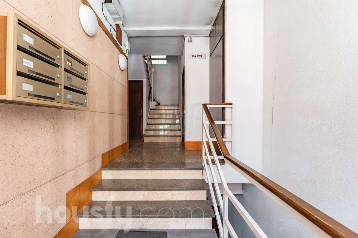 Amplio piso de 115 m² con 4 habitaciones, dos balcones, garaje en Sol i Padrís (Sabadell) Housfy presenta este espacioso y luminoso piso situado en Sol i Padrís, uno de los barrios más consolidados y demandados de Sabadell. La vivienda dispone de 115 m² útiles (superficie verificada por la Dirección General del Catastro) y fue construida en 1983. Gracias a su amplitud, excelente distribución y espacios exteriores, es una opción ideal para familias que buscan comodidad y calidad de vida. Distribución Se trata de un primero, sin ascensor. Amplio salón-comedor con abundante luz natural y salida a un balcón. 4 dormitorios, dos de ellos exteriores y dos interiores, ofreciendo diferentes posibilidades de uso según las necesidades de la familia. 2 baños completos. Cocina totalmente equipada. Características Dos balcones, que aportan luminosidad y agradables espacios al aire libre. Plaza de garaje incluida. Vivienda amplia, funcional y con gran potencial. Ubicación Ubicada en el barrio de Sol i Padrís, una zona muy valorada por su ambiente familiar, tranquilidad y la comodidad de tener todos los servicios al alcance. En las inmediaciones encontrarás colegios, supermercados, farmacias, centros de salud, zonas verdes y una amplia oferta comercial. Además, dispone de excelentes conexiones mediante transporte público y un rápido acceso a las principales vías de comunicación, facilitando los desplazamientos tanto dentro de Sabadell como hacia Barcelona y otras poblaciones del entorno. Aviso legal El precio de venta no incluye gastos de la compraventa como notaría, registro, impuestos, ni tampoco honorarios agencia. Esta publicación no es vinculante. Consulta siempre la nota simple con Housfy antes de formalizar la compraventa. Sobre nosotros Housfy es la plataforma integral de servicios inmobiliarios. Nuestra combinación de expertos y tecnología pone al alcance de todo el mundo servicios cómodos, claros y seguros. AICAT número: 7922. Nos encargamos de la gestión y asesoramiento de la compra. ¡Olvídate de todo! Hacemos los trámites por ti. Y, si además necesitas financiación, ponemos a tu disposición un bróker hipotecario para ayudarte a conseguir las mejores condiciones para tu perfil económico. ¿Quieres visitarla? Contacta con Housfy y agenda tu visita sin compromiso. Más información en: housfy.com En cumplimiento de la Ley 8/2026 en Cataluña, el certificado de presencia o ausencia de amianto se encuentra en proceso de tramitación.-39
