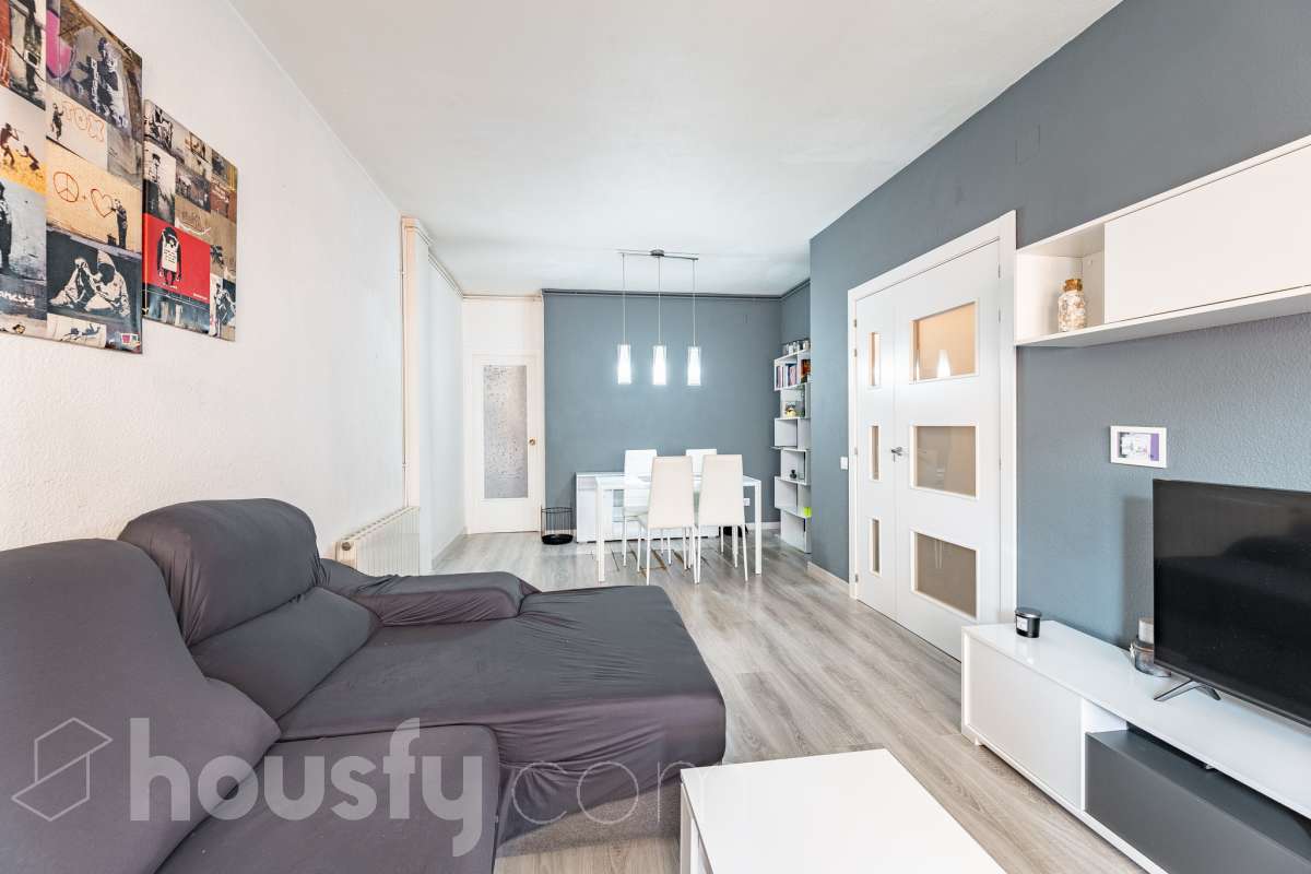 Amplio piso de 115 m² con 4 habitaciones, dos balcones, garaje en Sol i Padrís (Sabadell) Housfy presenta este espacioso y luminoso piso situado en Sol i Padrís, uno de los barrios más consolidados y demandados de Sabadell. La vivienda dispone de 115 m² útiles (superficie verificada por la Dirección General del Catastro) y fue construida en 1983. Gracias a su amplitud, excelente distribución y espacios exteriores, es una opción ideal para familias que buscan comodidad y calidad de vida. Distribución Se trata de un primero, sin ascensor. Amplio salón-comedor con abundante luz natural y salida a un balcón. 4 dormitorios, dos de ellos exteriores y dos interiores, ofreciendo diferentes posibilidades de uso según las necesidades de la familia. 2 baños completos. Cocina totalmente equipada. Características Dos balcones, que aportan luminosidad y agradables espacios al aire libre. Plaza de garaje incluida. Vivienda amplia, funcional y con gran potencial. Ubicación Ubicada en el barrio de Sol i Padrís, una zona muy valorada por su ambiente familiar, tranquilidad y la comodidad de tener todos los servicios al alcance. En las inmediaciones encontrarás colegios, supermercados, farmacias, centros de salud, zonas verdes y una amplia oferta comercial. Además, dispone de excelentes conexiones mediante transporte público y un rápido acceso a las principales vías de comunicación, facilitando los desplazamientos tanto dentro de Sabadell como hacia Barcelona y otras poblaciones del entorno. Aviso legal El precio de venta no incluye gastos de la compraventa como notaría, registro, impuestos, ni tampoco honorarios agencia. Esta publicación no es vinculante. Consulta siempre la nota simple con Housfy antes de formalizar la compraventa. Sobre nosotros Housfy es la plataforma integral de servicios inmobiliarios. Nuestra combinación de expertos y tecnología pone al alcance de todo el mundo servicios cómodos, claros y seguros. AICAT número: 7922. Nos encargamos de la gestión y asesoramiento de la compra. ¡Olvídate de todo! Hacemos los trámites por ti. Y, si además necesitas financiación, ponemos a tu disposición un bróker hipotecario para ayudarte a conseguir las mejores condiciones para tu perfil económico. ¿Quieres visitarla? Contacta con Housfy y agenda tu visita sin compromiso. Más información en: housfy.com En cumplimiento de la Ley 8/2026 en Cataluña, el certificado de presencia o ausencia de amianto se encuentra en proceso de tramitación.-7