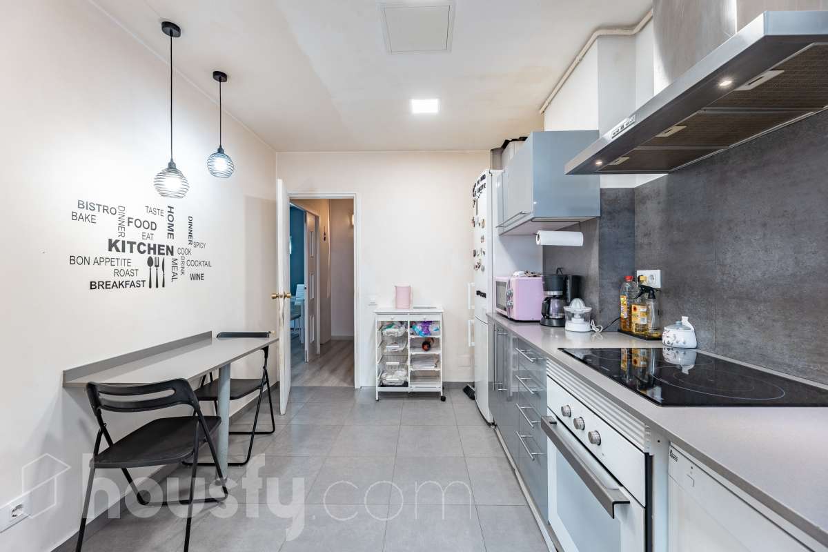 Amplio piso de 115 m² con 4 habitaciones, dos balcones, garaje en Sol i Padrís (Sabadell) Housfy presenta este espacioso y luminoso piso situado en Sol i Padrís, uno de los barrios más consolidados y demandados de Sabadell. La vivienda dispone de 115 m² útiles (superficie verificada por la Dirección General del Catastro) y fue construida en 1983. Gracias a su amplitud, excelente distribución y espacios exteriores, es una opción ideal para familias que buscan comodidad y calidad de vida. Distribución Se trata de un primero, sin ascensor. Amplio salón-comedor con abundante luz natural y salida a un balcón. 4 dormitorios, dos de ellos exteriores y dos interiores, ofreciendo diferentes posibilidades de uso según las necesidades de la familia. 2 baños completos. Cocina totalmente equipada. Características Dos balcones, que aportan luminosidad y agradables espacios al aire libre. Plaza de garaje incluida. Vivienda amplia, funcional y con gran potencial. Ubicación Ubicada en el barrio de Sol i Padrís, una zona muy valorada por su ambiente familiar, tranquilidad y la comodidad de tener todos los servicios al alcance. En las inmediaciones encontrarás colegios, supermercados, farmacias, centros de salud, zonas verdes y una amplia oferta comercial. Además, dispone de excelentes conexiones mediante transporte público y un rápido acceso a las principales vías de comunicación, facilitando los desplazamientos tanto dentro de Sabadell como hacia Barcelona y otras poblaciones del entorno. Aviso legal El precio de venta no incluye gastos de la compraventa como notaría, registro, impuestos, ni tampoco honorarios agencia. Esta publicación no es vinculante. Consulta siempre la nota simple con Housfy antes de formalizar la compraventa. Sobre nosotros Housfy es la plataforma integral de servicios inmobiliarios. Nuestra combinación de expertos y tecnología pone al alcance de todo el mundo servicios cómodos, claros y seguros. AICAT número: 7922. Nos encargamos de la gestión y asesoramiento de la compra. ¡Olvídate de todo! Hacemos los trámites por ti. Y, si además necesitas financiación, ponemos a tu disposición un bróker hipotecario para ayudarte a conseguir las mejores condiciones para tu perfil económico. ¿Quieres visitarla? Contacta con Housfy y agenda tu visita sin compromiso. Más información en: housfy.com En cumplimiento de la Ley 8/2026 en Cataluña, el certificado de presencia o ausencia de amianto se encuentra en proceso de tramitación.-21