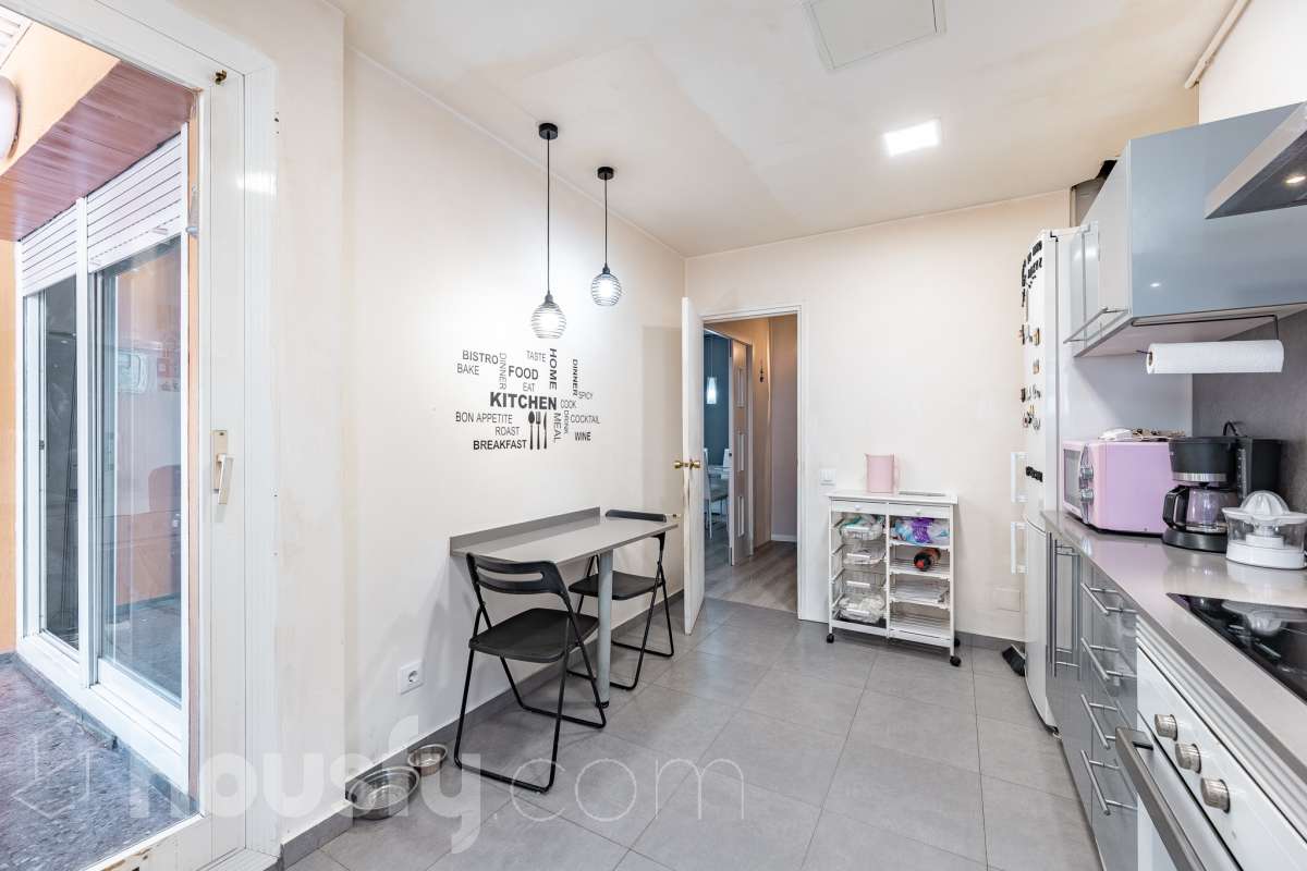 Amplio piso de 115 m² con 4 habitaciones, dos balcones, garaje en Sol i Padrís (Sabadell) Housfy presenta este espacioso y luminoso piso situado en Sol i Padrís, uno de los barrios más consolidados y demandados de Sabadell. La vivienda dispone de 115 m² útiles (superficie verificada por la Dirección General del Catastro) y fue construida en 1983. Gracias a su amplitud, excelente distribución y espacios exteriores, es una opción ideal para familias que buscan comodidad y calidad de vida. Distribución Se trata de un primero, sin ascensor. Amplio salón-comedor con abundante luz natural y salida a un balcón. 4 dormitorios, dos de ellos exteriores y dos interiores, ofreciendo diferentes posibilidades de uso según las necesidades de la familia. 2 baños completos. Cocina totalmente equipada. Características Dos balcones, que aportan luminosidad y agradables espacios al aire libre. Plaza de garaje incluida. Vivienda amplia, funcional y con gran potencial. Ubicación Ubicada en el barrio de Sol i Padrís, una zona muy valorada por su ambiente familiar, tranquilidad y la comodidad de tener todos los servicios al alcance. En las inmediaciones encontrarás colegios, supermercados, farmacias, centros de salud, zonas verdes y una amplia oferta comercial. Además, dispone de excelentes conexiones mediante transporte público y un rápido acceso a las principales vías de comunicación, facilitando los desplazamientos tanto dentro de Sabadell como hacia Barcelona y otras poblaciones del entorno. Aviso legal El precio de venta no incluye gastos de la compraventa como notaría, registro, impuestos, ni tampoco honorarios agencia. Esta publicación no es vinculante. Consulta siempre la nota simple con Housfy antes de formalizar la compraventa. Sobre nosotros Housfy es la plataforma integral de servicios inmobiliarios. Nuestra combinación de expertos y tecnología pone al alcance de todo el mundo servicios cómodos, claros y seguros. AICAT número: 7922. Nos encargamos de la gestión y asesoramiento de la compra. ¡Olvídate de todo! Hacemos los trámites por ti. Y, si además necesitas financiación, ponemos a tu disposición un bróker hipotecario para ayudarte a conseguir las mejores condiciones para tu perfil económico. ¿Quieres visitarla? Contacta con Housfy y agenda tu visita sin compromiso. Más información en: housfy.com En cumplimiento de la Ley 8/2026 en Cataluña, el certificado de presencia o ausencia de amianto se encuentra en proceso de tramitación.-23