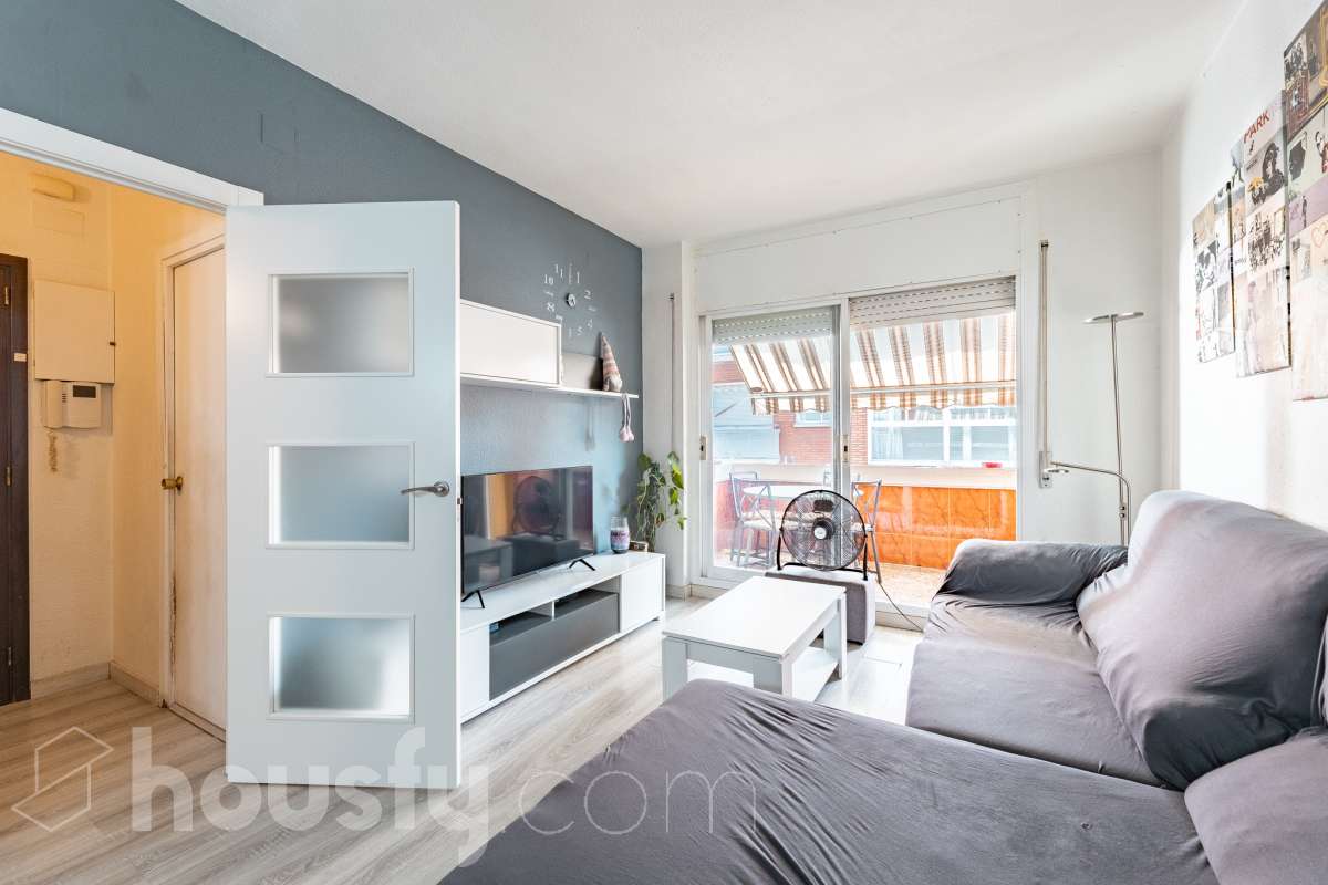 Amplio piso de 115 m² con 4 habitaciones, dos balcones, garaje en Sol i Padrís (Sabadell) Housfy presenta este espacioso y luminoso piso situado en Sol i Padrís, uno de los barrios más consolidados y demandados de Sabadell. La vivienda dispone de 115 m² útiles (superficie verificada por la Dirección General del Catastro) y fue construida en 1983. Gracias a su amplitud, excelente distribución y espacios exteriores, es una opción ideal para familias que buscan comodidad y calidad de vida. Distribución Se trata de un primero, sin ascensor. Amplio salón-comedor con abundante luz natural y salida a un balcón. 4 dormitorios, dos de ellos exteriores y dos interiores, ofreciendo diferentes posibilidades de uso según las necesidades de la familia. 2 baños completos. Cocina totalmente equipada. Características Dos balcones, que aportan luminosidad y agradables espacios al aire libre. Plaza de garaje incluida. Vivienda amplia, funcional y con gran potencial. Ubicación Ubicada en el barrio de Sol i Padrís, una zona muy valorada por su ambiente familiar, tranquilidad y la comodidad de tener todos los servicios al alcance. En las inmediaciones encontrarás colegios, supermercados, farmacias, centros de salud, zonas verdes y una amplia oferta comercial. Además, dispone de excelentes conexiones mediante transporte público y un rápido acceso a las principales vías de comunicación, facilitando los desplazamientos tanto dentro de Sabadell como hacia Barcelona y otras poblaciones del entorno. Aviso legal El precio de venta no incluye gastos de la compraventa como notaría, registro, impuestos, ni tampoco honorarios agencia. Esta publicación no es vinculante. Consulta siempre la nota simple con Housfy antes de formalizar la compraventa. Sobre nosotros Housfy es la plataforma integral de servicios inmobiliarios. Nuestra combinación de expertos y tecnología pone al alcance de todo el mundo servicios cómodos, claros y seguros. AICAT número: 7922. Nos encargamos de la gestión y asesoramiento de la compra. ¡Olvídate de todo! Hacemos los trámites por ti. Y, si además necesitas financiación, ponemos a tu disposición un bróker hipotecario para ayudarte a conseguir las mejores condiciones para tu perfil económico. ¿Quieres visitarla? Contacta con Housfy y agenda tu visita sin compromiso. Más información en: housfy.com En cumplimiento de la Ley 8/2026 en Cataluña, el certificado de presencia o ausencia de amianto se encuentra en proceso de tramitación.-4