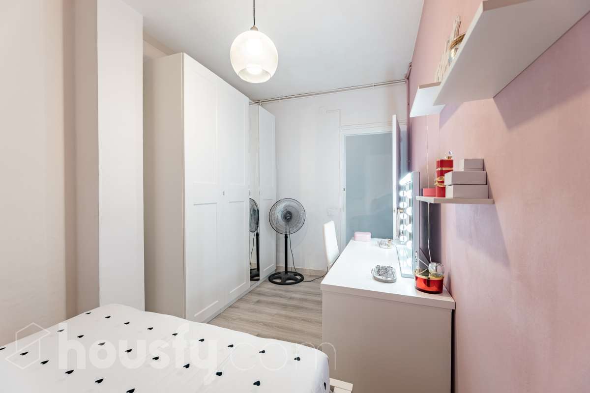 Amplio piso de 115 m² con 4 habitaciones, dos balcones, garaje en Sol i Padrís (Sabadell) Housfy presenta este espacioso y luminoso piso situado en Sol i Padrís, uno de los barrios más consolidados y demandados de Sabadell. La vivienda dispone de 115 m² útiles (superficie verificada por la Dirección General del Catastro) y fue construida en 1983. Gracias a su amplitud, excelente distribución y espacios exteriores, es una opción ideal para familias que buscan comodidad y calidad de vida. Distribución Se trata de un primero, sin ascensor. Amplio salón-comedor con abundante luz natural y salida a un balcón. 4 dormitorios, dos de ellos exteriores y dos interiores, ofreciendo diferentes posibilidades de uso según las necesidades de la familia. 2 baños completos. Cocina totalmente equipada. Características Dos balcones, que aportan luminosidad y agradables espacios al aire libre. Plaza de garaje incluida. Vivienda amplia, funcional y con gran potencial. Ubicación Ubicada en el barrio de Sol i Padrís, una zona muy valorada por su ambiente familiar, tranquilidad y la comodidad de tener todos los servicios al alcance. En las inmediaciones encontrarás colegios, supermercados, farmacias, centros de salud, zonas verdes y una amplia oferta comercial. Además, dispone de excelentes conexiones mediante transporte público y un rápido acceso a las principales vías de comunicación, facilitando los desplazamientos tanto dentro de Sabadell como hacia Barcelona y otras poblaciones del entorno. Aviso legal El precio de venta no incluye gastos de la compraventa como notaría, registro, impuestos, ni tampoco honorarios agencia. Esta publicación no es vinculante. Consulta siempre la nota simple con Housfy antes de formalizar la compraventa. Sobre nosotros Housfy es la plataforma integral de servicios inmobiliarios. Nuestra combinación de expertos y tecnología pone al alcance de todo el mundo servicios cómodos, claros y seguros. AICAT número: 7922. Nos encargamos de la gestión y asesoramiento de la compra. ¡Olvídate de todo! Hacemos los trámites por ti. Y, si además necesitas financiación, ponemos a tu disposición un bróker hipotecario para ayudarte a conseguir las mejores condiciones para tu perfil económico. ¿Quieres visitarla? Contacta con Housfy y agenda tu visita sin compromiso. Más información en: housfy.com En cumplimiento de la Ley 8/2026 en Cataluña, el certificado de presencia o ausencia de amianto se encuentra en proceso de tramitación.-15