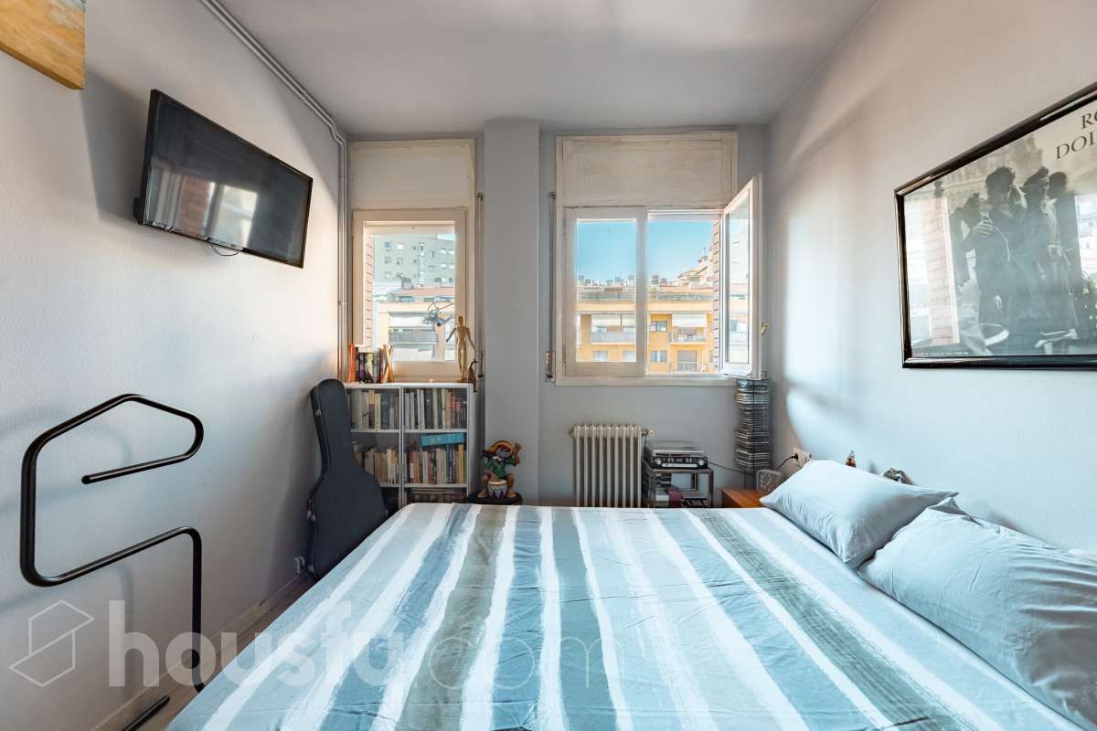 Amplio piso de 115 m² con 4 habitaciones, dos balcones, garaje en Sol i Padrís (Sabadell) Housfy presenta este espacioso y luminoso piso situado en Sol i Padrís, uno de los barrios más consolidados y demandados de Sabadell. La vivienda dispone de 115 m² útiles (superficie verificada por la Dirección General del Catastro) y fue construida en 1983. Gracias a su amplitud, excelente distribución y espacios exteriores, es una opción ideal para familias que buscan comodidad y calidad de vida. Distribución Se trata de un primero, sin ascensor. Amplio salón-comedor con abundante luz natural y salida a un balcón. 4 dormitorios, dos de ellos exteriores y dos interiores, ofreciendo diferentes posibilidades de uso según las necesidades de la familia. 2 baños completos. Cocina totalmente equipada. Características Dos balcones, que aportan luminosidad y agradables espacios al aire libre. Plaza de garaje incluida. Vivienda amplia, funcional y con gran potencial. Ubicación Ubicada en el barrio de Sol i Padrís, una zona muy valorada por su ambiente familiar, tranquilidad y la comodidad de tener todos los servicios al alcance. En las inmediaciones encontrarás colegios, supermercados, farmacias, centros de salud, zonas verdes y una amplia oferta comercial. Además, dispone de excelentes conexiones mediante transporte público y un rápido acceso a las principales vías de comunicación, facilitando los desplazamientos tanto dentro de Sabadell como hacia Barcelona y otras poblaciones del entorno. Aviso legal El precio de venta no incluye gastos de la compraventa como notaría, registro, impuestos, ni tampoco honorarios agencia. Esta publicación no es vinculante. Consulta siempre la nota simple con Housfy antes de formalizar la compraventa. Sobre nosotros Housfy es la plataforma integral de servicios inmobiliarios. Nuestra combinación de expertos y tecnología pone al alcance de todo el mundo servicios cómodos, claros y seguros. AICAT número: 7922. Nos encargamos de la gestión y asesoramiento de la compra. ¡Olvídate de todo! Hacemos los trámites por ti. Y, si además necesitas financiación, ponemos a tu disposición un bróker hipotecario para ayudarte a conseguir las mejores condiciones para tu perfil económico. ¿Quieres visitarla? Contacta con Housfy y agenda tu visita sin compromiso. Más información en: housfy.com En cumplimiento de la Ley 8/2026 en Cataluña, el certificado de presencia o ausencia de amianto se encuentra en proceso de tramitación.-8