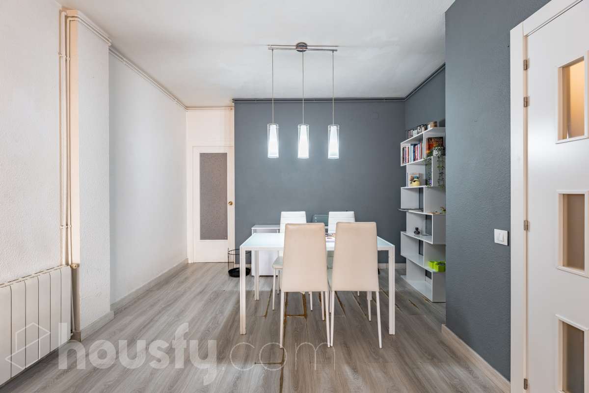 Amplio piso de 115 m² con 4 habitaciones, dos balcones, garaje en Sol i Padrís (Sabadell) Housfy presenta este espacioso y luminoso piso situado en Sol i Padrís, uno de los barrios más consolidados y demandados de Sabadell. La vivienda dispone de 115 m² útiles (superficie verificada por la Dirección General del Catastro) y fue construida en 1983. Gracias a su amplitud, excelente distribución y espacios exteriores, es una opción ideal para familias que buscan comodidad y calidad de vida. Distribución Se trata de un primero, sin ascensor. Amplio salón-comedor con abundante luz natural y salida a un balcón. 4 dormitorios, dos de ellos exteriores y dos interiores, ofreciendo diferentes posibilidades de uso según las necesidades de la familia. 2 baños completos. Cocina totalmente equipada. Características Dos balcones, que aportan luminosidad y agradables espacios al aire libre. Plaza de garaje incluida. Vivienda amplia, funcional y con gran potencial. Ubicación Ubicada en el barrio de Sol i Padrís, una zona muy valorada por su ambiente familiar, tranquilidad y la comodidad de tener todos los servicios al alcance. En las inmediaciones encontrarás colegios, supermercados, farmacias, centros de salud, zonas verdes y una amplia oferta comercial. Además, dispone de excelentes conexiones mediante transporte público y un rápido acceso a las principales vías de comunicación, facilitando los desplazamientos tanto dentro de Sabadell como hacia Barcelona y otras poblaciones del entorno. Aviso legal El precio de venta no incluye gastos de la compraventa como notaría, registro, impuestos, ni tampoco honorarios agencia. Esta publicación no es vinculante. Consulta siempre la nota simple con Housfy antes de formalizar la compraventa. Sobre nosotros Housfy es la plataforma integral de servicios inmobiliarios. Nuestra combinación de expertos y tecnología pone al alcance de todo el mundo servicios cómodos, claros y seguros. AICAT número: 7922. Nos encargamos de la gestión y asesoramiento de la compra. ¡Olvídate de todo! Hacemos los trámites por ti. Y, si además necesitas financiación, ponemos a tu disposición un bróker hipotecario para ayudarte a conseguir las mejores condiciones para tu perfil económico. ¿Quieres visitarla? Contacta con Housfy y agenda tu visita sin compromiso. Más información en: housfy.com En cumplimiento de la Ley 8/2026 en Cataluña, el certificado de presencia o ausencia de amianto se encuentra en proceso de tramitación.-5