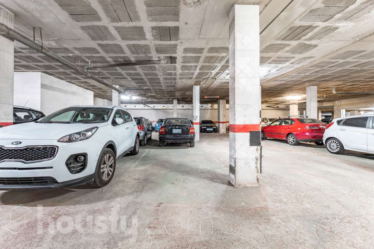 Amplio piso de 115 m² con 4 habitaciones, dos balcones, garaje en Sol i Padrís (Sabadell) Housfy presenta este espacioso y luminoso piso situado en Sol i Padrís, uno de los barrios más consolidados y demandados de Sabadell. La vivienda dispone de 115 m² útiles (superficie verificada por la Dirección General del Catastro) y fue construida en 1983. Gracias a su amplitud, excelente distribución y espacios exteriores, es una opción ideal para familias que buscan comodidad y calidad de vida. Distribución Se trata de un primero, sin ascensor. Amplio salón-comedor con abundante luz natural y salida a un balcón. 4 dormitorios, dos de ellos exteriores y dos interiores, ofreciendo diferentes posibilidades de uso según las necesidades de la familia. 2 baños completos. Cocina totalmente equipada. Características Dos balcones, que aportan luminosidad y agradables espacios al aire libre. Plaza de garaje incluida. Vivienda amplia, funcional y con gran potencial. Ubicación Ubicada en el barrio de Sol i Padrís, una zona muy valorada por su ambiente familiar, tranquilidad y la comodidad de tener todos los servicios al alcance. En las inmediaciones encontrarás colegios, supermercados, farmacias, centros de salud, zonas verdes y una amplia oferta comercial. Además, dispone de excelentes conexiones mediante transporte público y un rápido acceso a las principales vías de comunicación, facilitando los desplazamientos tanto dentro de Sabadell como hacia Barcelona y otras poblaciones del entorno. Aviso legal El precio de venta no incluye gastos de la compraventa como notaría, registro, impuestos, ni tampoco honorarios agencia. Esta publicación no es vinculante. Consulta siempre la nota simple con Housfy antes de formalizar la compraventa. Sobre nosotros Housfy es la plataforma integral de servicios inmobiliarios. Nuestra combinación de expertos y tecnología pone al alcance de todo el mundo servicios cómodos, claros y seguros. AICAT número: 7922. Nos encargamos de la gestión y asesoramiento de la compra. ¡Olvídate de todo! Hacemos los trámites por ti. Y, si además necesitas financiación, ponemos a tu disposición un bróker hipotecario para ayudarte a conseguir las mejores condiciones para tu perfil económico. ¿Quieres visitarla? Contacta con Housfy y agenda tu visita sin compromiso. Más información en: housfy.com En cumplimiento de la Ley 8/2026 en Cataluña, el certificado de presencia o ausencia de amianto se encuentra en proceso de tramitación.-40