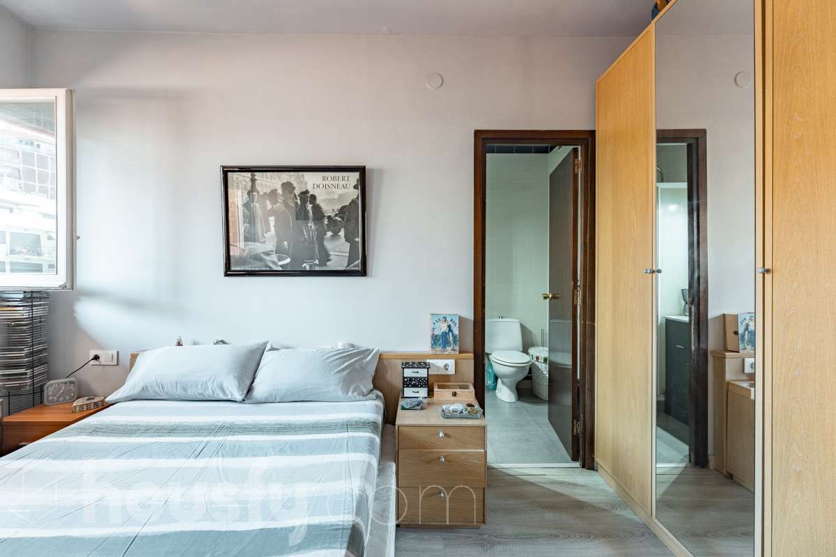 Amplio piso de 115 m² con 4 habitaciones, dos balcones, garaje en Sol i Padrís (Sabadell) Housfy presenta este espacioso y luminoso piso situado en Sol i Padrís, uno de los barrios más consolidados y demandados de Sabadell. La vivienda dispone de 115 m² útiles (superficie verificada por la Dirección General del Catastro) y fue construida en 1983. Gracias a su amplitud, excelente distribución y espacios exteriores, es una opción ideal para familias que buscan comodidad y calidad de vida. Distribución Se trata de un primero, sin ascensor. Amplio salón-comedor con abundante luz natural y salida a un balcón. 4 dormitorios, dos de ellos exteriores y dos interiores, ofreciendo diferentes posibilidades de uso según las necesidades de la familia. 2 baños completos. Cocina totalmente equipada. Características Dos balcones, que aportan luminosidad y agradables espacios al aire libre. Plaza de garaje incluida. Vivienda amplia, funcional y con gran potencial. Ubicación Ubicada en el barrio de Sol i Padrís, una zona muy valorada por su ambiente familiar, tranquilidad y la comodidad de tener todos los servicios al alcance. En las inmediaciones encontrarás colegios, supermercados, farmacias, centros de salud, zonas verdes y una amplia oferta comercial. Además, dispone de excelentes conexiones mediante transporte público y un rápido acceso a las principales vías de comunicación, facilitando los desplazamientos tanto dentro de Sabadell como hacia Barcelona y otras poblaciones del entorno. Aviso legal El precio de venta no incluye gastos de la compraventa como notaría, registro, impuestos, ni tampoco honorarios agencia. Esta publicación no es vinculante. Consulta siempre la nota simple con Housfy antes de formalizar la compraventa. Sobre nosotros Housfy es la plataforma integral de servicios inmobiliarios. Nuestra combinación de expertos y tecnología pone al alcance de todo el mundo servicios cómodos, claros y seguros. AICAT número: 7922. Nos encargamos de la gestión y asesoramiento de la compra. ¡Olvídate de todo! Hacemos los trámites por ti. Y, si además necesitas financiación, ponemos a tu disposición un bróker hipotecario para ayudarte a conseguir las mejores condiciones para tu perfil económico. ¿Quieres visitarla? Contacta con Housfy y agenda tu visita sin compromiso. Más información en: housfy.com En cumplimiento de la Ley 8/2026 en Cataluña, el certificado de presencia o ausencia de amianto se encuentra en proceso de tramitación.-10