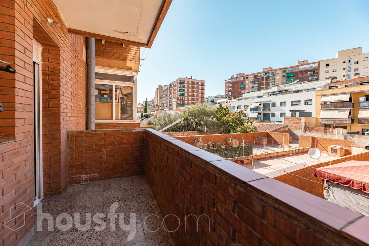 Amplio piso de 115 m² con 4 habitaciones, dos balcones, garaje en Sol i Padrís (Sabadell) Housfy presenta este espacioso y luminoso piso situado en Sol i Padrís, uno de los barrios más consolidados y demandados de Sabadell. La vivienda dispone de 115 m² útiles (superficie verificada por la Dirección General del Catastro) y fue construida en 1983. Gracias a su amplitud, excelente distribución y espacios exteriores, es una opción ideal para familias que buscan comodidad y calidad de vida. Distribución Se trata de un primero, sin ascensor. Amplio salón-comedor con abundante luz natural y salida a un balcón. 4 dormitorios, dos de ellos exteriores y dos interiores, ofreciendo diferentes posibilidades de uso según las necesidades de la familia. 2 baños completos. Cocina totalmente equipada. Características Dos balcones, que aportan luminosidad y agradables espacios al aire libre. Plaza de garaje incluida. Vivienda amplia, funcional y con gran potencial. Ubicación Ubicada en el barrio de Sol i Padrís, una zona muy valorada por su ambiente familiar, tranquilidad y la comodidad de tener todos los servicios al alcance. En las inmediaciones encontrarás colegios, supermercados, farmacias, centros de salud, zonas verdes y una amplia oferta comercial. Además, dispone de excelentes conexiones mediante transporte público y un rápido acceso a las principales vías de comunicación, facilitando los desplazamientos tanto dentro de Sabadell como hacia Barcelona y otras poblaciones del entorno. Aviso legal El precio de venta no incluye gastos de la compraventa como notaría, registro, impuestos, ni tampoco honorarios agencia. Esta publicación no es vinculante. Consulta siempre la nota simple con Housfy antes de formalizar la compraventa. Sobre nosotros Housfy es la plataforma integral de servicios inmobiliarios. Nuestra combinación de expertos y tecnología pone al alcance de todo el mundo servicios cómodos, claros y seguros. AICAT número: 7922. Nos encargamos de la gestión y asesoramiento de la compra. ¡Olvídate de todo! Hacemos los trámites por ti. Y, si además necesitas financiación, ponemos a tu disposición un bróker hipotecario para ayudarte a conseguir las mejores condiciones para tu perfil económico. ¿Quieres visitarla? Contacta con Housfy y agenda tu visita sin compromiso. Más información en: housfy.com En cumplimiento de la Ley 8/2026 en Cataluña, el certificado de presencia o ausencia de amianto se encuentra en proceso de tramitación.-34