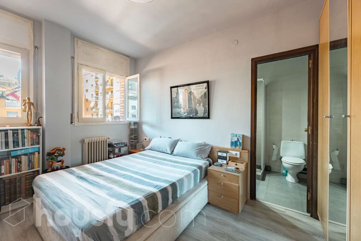 Amplio piso de 115 m² con 4 habitaciones, dos balcones, garaje en Sol i Padrís (Sabadell) Housfy presenta este espacioso y luminoso piso situado en Sol i Padrís, uno de los barrios más consolidados y demandados de Sabadell. La vivienda dispone de 115 m² útiles (superficie verificada por la Dirección General del Catastro) y fue construida en 1983. Gracias a su amplitud, excelente distribución y espacios exteriores, es una opción ideal para familias que buscan comodidad y calidad de vida. Distribución Se trata de un primero, sin ascensor. Amplio salón-comedor con abundante luz natural y salida a un balcón. 4 dormitorios, dos de ellos exteriores y dos interiores, ofreciendo diferentes posibilidades de uso según las necesidades de la familia. 2 baños completos. Cocina totalmente equipada. Características Dos balcones, que aportan luminosidad y agradables espacios al aire libre. Plaza de garaje incluida. Vivienda amplia, funcional y con gran potencial. Ubicación Ubicada en el barrio de Sol i Padrís, una zona muy valorada por su ambiente familiar, tranquilidad y la comodidad de tener todos los servicios al alcance. En las inmediaciones encontrarás colegios, supermercados, farmacias, centros de salud, zonas verdes y una amplia oferta comercial. Además, dispone de excelentes conexiones mediante transporte público y un rápido acceso a las principales vías de comunicación, facilitando los desplazamientos tanto dentro de Sabadell como hacia Barcelona y otras poblaciones del entorno. Aviso legal El precio de venta no incluye gastos de la compraventa como notaría, registro, impuestos, ni tampoco honorarios agencia. Esta publicación no es vinculante. Consulta siempre la nota simple con Housfy antes de formalizar la compraventa. Sobre nosotros Housfy es la plataforma integral de servicios inmobiliarios. Nuestra combinación de expertos y tecnología pone al alcance de todo el mundo servicios cómodos, claros y seguros. AICAT número: 7922. Nos encargamos de la gestión y asesoramiento de la compra. ¡Olvídate de todo! Hacemos los trámites por ti. Y, si además necesitas financiación, ponemos a tu disposición un bróker hipotecario para ayudarte a conseguir las mejores condiciones para tu perfil económico. ¿Quieres visitarla? Contacta con Housfy y agenda tu visita sin compromiso. Más información en: housfy.com En cumplimiento de la Ley 8/2026 en Cataluña, el certificado de presencia o ausencia de amianto se encuentra en proceso de tramitación.-9