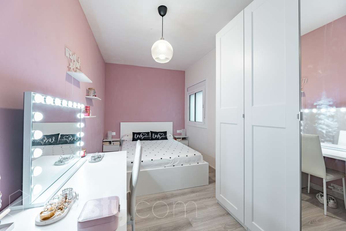Amplio piso de 115 m² con 4 habitaciones, dos balcones, garaje en Sol i Padrís (Sabadell) Housfy presenta este espacioso y luminoso piso situado en Sol i Padrís, uno de los barrios más consolidados y demandados de Sabadell. La vivienda dispone de 115 m² útiles (superficie verificada por la Dirección General del Catastro) y fue construida en 1983. Gracias a su amplitud, excelente distribución y espacios exteriores, es una opción ideal para familias que buscan comodidad y calidad de vida. Distribución Se trata de un primero, sin ascensor. Amplio salón-comedor con abundante luz natural y salida a un balcón. 4 dormitorios, dos de ellos exteriores y dos interiores, ofreciendo diferentes posibilidades de uso según las necesidades de la familia. 2 baños completos. Cocina totalmente equipada. Características Dos balcones, que aportan luminosidad y agradables espacios al aire libre. Plaza de garaje incluida. Vivienda amplia, funcional y con gran potencial. Ubicación Ubicada en el barrio de Sol i Padrís, una zona muy valorada por su ambiente familiar, tranquilidad y la comodidad de tener todos los servicios al alcance. En las inmediaciones encontrarás colegios, supermercados, farmacias, centros de salud, zonas verdes y una amplia oferta comercial. Además, dispone de excelentes conexiones mediante transporte público y un rápido acceso a las principales vías de comunicación, facilitando los desplazamientos tanto dentro de Sabadell como hacia Barcelona y otras poblaciones del entorno. Aviso legal El precio de venta no incluye gastos de la compraventa como notaría, registro, impuestos, ni tampoco honorarios agencia. Esta publicación no es vinculante. Consulta siempre la nota simple con Housfy antes de formalizar la compraventa. Sobre nosotros Housfy es la plataforma integral de servicios inmobiliarios. Nuestra combinación de expertos y tecnología pone al alcance de todo el mundo servicios cómodos, claros y seguros. AICAT número: 7922. Nos encargamos de la gestión y asesoramiento de la compra. ¡Olvídate de todo! Hacemos los trámites por ti. Y, si además necesitas financiación, ponemos a tu disposición un bróker hipotecario para ayudarte a conseguir las mejores condiciones para tu perfil económico. ¿Quieres visitarla? Contacta con Housfy y agenda tu visita sin compromiso. Más información en: housfy.com En cumplimiento de la Ley 8/2026 en Cataluña, el certificado de presencia o ausencia de amianto se encuentra en proceso de tramitación.-12