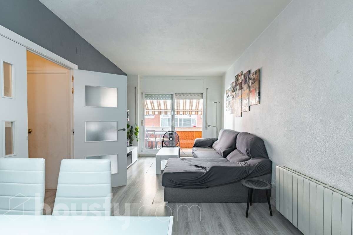 Amplio piso de 115 m² con 4 habitaciones, dos balcones, garaje en Sol i Padrís (Sabadell) Housfy presenta este espacioso y luminoso piso situado en Sol i Padrís, uno de los barrios más consolidados y demandados de Sabadell. La vivienda dispone de 115 m² útiles (superficie verificada por la Dirección General del Catastro) y fue construida en 1983. Gracias a su amplitud, excelente distribución y espacios exteriores, es una opción ideal para familias que buscan comodidad y calidad de vida. Distribución Se trata de un primero, sin ascensor. Amplio salón-comedor con abundante luz natural y salida a un balcón. 4 dormitorios, dos de ellos exteriores y dos interiores, ofreciendo diferentes posibilidades de uso según las necesidades de la familia. 2 baños completos. Cocina totalmente equipada. Características Dos balcones, que aportan luminosidad y agradables espacios al aire libre. Plaza de garaje incluida. Vivienda amplia, funcional y con gran potencial. Ubicación Ubicada en el barrio de Sol i Padrís, una zona muy valorada por su ambiente familiar, tranquilidad y la comodidad de tener todos los servicios al alcance. En las inmediaciones encontrarás colegios, supermercados, farmacias, centros de salud, zonas verdes y una amplia oferta comercial. Además, dispone de excelentes conexiones mediante transporte público y un rápido acceso a las principales vías de comunicación, facilitando los desplazamientos tanto dentro de Sabadell como hacia Barcelona y otras poblaciones del entorno. Aviso legal El precio de venta no incluye gastos de la compraventa como notaría, registro, impuestos, ni tampoco honorarios agencia. Esta publicación no es vinculante. Consulta siempre la nota simple con Housfy antes de formalizar la compraventa. Sobre nosotros Housfy es la plataforma integral de servicios inmobiliarios. Nuestra combinación de expertos y tecnología pone al alcance de todo el mundo servicios cómodos, claros y seguros. AICAT número: 7922. Nos encargamos de la gestión y asesoramiento de la compra. ¡Olvídate de todo! Hacemos los trámites por ti. Y, si además necesitas financiación, ponemos a tu disposición un bróker hipotecario para ayudarte a conseguir las mejores condiciones para tu perfil económico. ¿Quieres visitarla? Contacta con Housfy y agenda tu visita sin compromiso. Más información en: housfy.com En cumplimiento de la Ley 8/2026 en Cataluña, el certificado de presencia o ausencia de amianto se encuentra en proceso de tramitación.-3