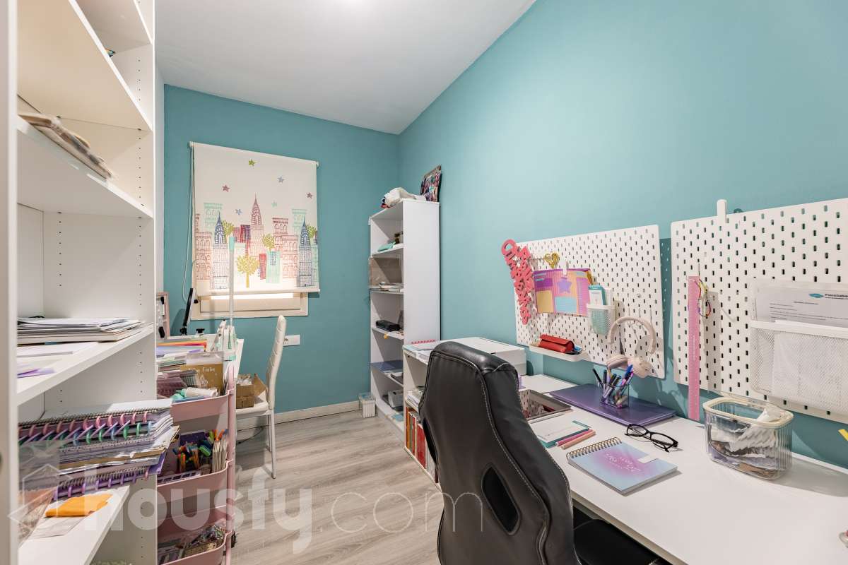 Amplio piso de 115 m² con 4 habitaciones, dos balcones, garaje en Sol i Padrís (Sabadell) Housfy presenta este espacioso y luminoso piso situado en Sol i Padrís, uno de los barrios más consolidados y demandados de Sabadell. La vivienda dispone de 115 m² útiles (superficie verificada por la Dirección General del Catastro) y fue construida en 1983. Gracias a su amplitud, excelente distribución y espacios exteriores, es una opción ideal para familias que buscan comodidad y calidad de vida. Distribución Se trata de un primero, sin ascensor. Amplio salón-comedor con abundante luz natural y salida a un balcón. 4 dormitorios, dos de ellos exteriores y dos interiores, ofreciendo diferentes posibilidades de uso según las necesidades de la familia. 2 baños completos. Cocina totalmente equipada. Características Dos balcones, que aportan luminosidad y agradables espacios al aire libre. Plaza de garaje incluida. Vivienda amplia, funcional y con gran potencial. Ubicación Ubicada en el barrio de Sol i Padrís, una zona muy valorada por su ambiente familiar, tranquilidad y la comodidad de tener todos los servicios al alcance. En las inmediaciones encontrarás colegios, supermercados, farmacias, centros de salud, zonas verdes y una amplia oferta comercial. Además, dispone de excelentes conexiones mediante transporte público y un rápido acceso a las principales vías de comunicación, facilitando los desplazamientos tanto dentro de Sabadell como hacia Barcelona y otras poblaciones del entorno. Aviso legal El precio de venta no incluye gastos de la compraventa como notaría, registro, impuestos, ni tampoco honorarios agencia. Esta publicación no es vinculante. Consulta siempre la nota simple con Housfy antes de formalizar la compraventa. Sobre nosotros Housfy es la plataforma integral de servicios inmobiliarios. Nuestra combinación de expertos y tecnología pone al alcance de todo el mundo servicios cómodos, claros y seguros. AICAT número: 7922. Nos encargamos de la gestión y asesoramiento de la compra. ¡Olvídate de todo! Hacemos los trámites por ti. Y, si además necesitas financiación, ponemos a tu disposición un bróker hipotecario para ayudarte a conseguir las mejores condiciones para tu perfil económico. ¿Quieres visitarla? Contacta con Housfy y agenda tu visita sin compromiso. Más información en: housfy.com En cumplimiento de la Ley 8/2026 en Cataluña, el certificado de presencia o ausencia de amianto se encuentra en proceso de tramitación.-17