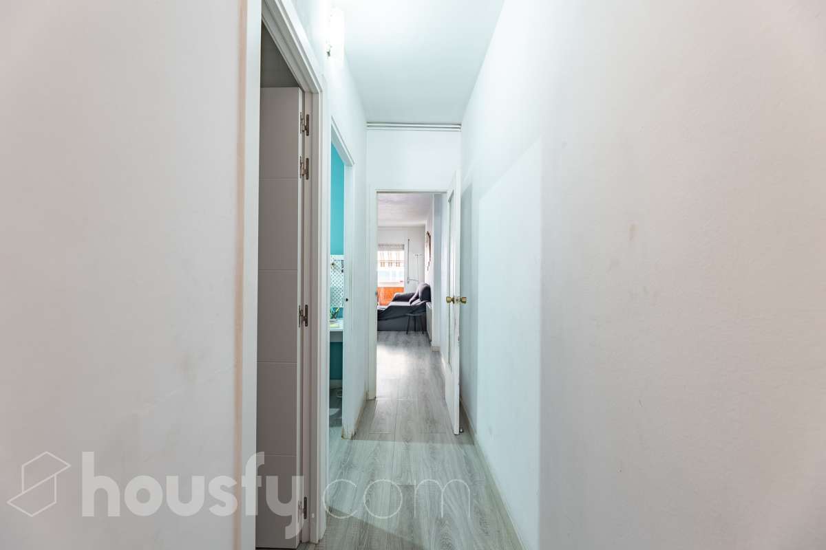 Amplio piso de 115 m² con 4 habitaciones, dos balcones, garaje en Sol i Padrís (Sabadell) Housfy presenta este espacioso y luminoso piso situado en Sol i Padrís, uno de los barrios más consolidados y demandados de Sabadell. La vivienda dispone de 115 m² útiles (superficie verificada por la Dirección General del Catastro) y fue construida en 1983. Gracias a su amplitud, excelente distribución y espacios exteriores, es una opción ideal para familias que buscan comodidad y calidad de vida. Distribución Se trata de un primero, sin ascensor. Amplio salón-comedor con abundante luz natural y salida a un balcón. 4 dormitorios, dos de ellos exteriores y dos interiores, ofreciendo diferentes posibilidades de uso según las necesidades de la familia. 2 baños completos. Cocina totalmente equipada. Características Dos balcones, que aportan luminosidad y agradables espacios al aire libre. Plaza de garaje incluida. Vivienda amplia, funcional y con gran potencial. Ubicación Ubicada en el barrio de Sol i Padrís, una zona muy valorada por su ambiente familiar, tranquilidad y la comodidad de tener todos los servicios al alcance. En las inmediaciones encontrarás colegios, supermercados, farmacias, centros de salud, zonas verdes y una amplia oferta comercial. Además, dispone de excelentes conexiones mediante transporte público y un rápido acceso a las principales vías de comunicación, facilitando los desplazamientos tanto dentro de Sabadell como hacia Barcelona y otras poblaciones del entorno. Aviso legal El precio de venta no incluye gastos de la compraventa como notaría, registro, impuestos, ni tampoco honorarios agencia. Esta publicación no es vinculante. Consulta siempre la nota simple con Housfy antes de formalizar la compraventa. Sobre nosotros Housfy es la plataforma integral de servicios inmobiliarios. Nuestra combinación de expertos y tecnología pone al alcance de todo el mundo servicios cómodos, claros y seguros. AICAT número: 7922. Nos encargamos de la gestión y asesoramiento de la compra. ¡Olvídate de todo! Hacemos los trámites por ti. Y, si además necesitas financiación, ponemos a tu disposición un bróker hipotecario para ayudarte a conseguir las mejores condiciones para tu perfil económico. ¿Quieres visitarla? Contacta con Housfy y agenda tu visita sin compromiso. Más información en: housfy.com En cumplimiento de la Ley 8/2026 en Cataluña, el certificado de presencia o ausencia de amianto se encuentra en proceso de tramitación.-37
