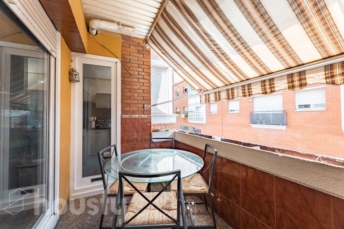 Amplio piso de 115 m² con 4 habitaciones, dos balcones, garaje en Sol i Padrís (Sabadell) Housfy presenta este espacioso y luminoso piso situado en Sol i Padrís, uno de los barrios más consolidados y demandados de Sabadell. La vivienda dispone de 115 m² útiles (superficie verificada por la Dirección General del Catastro) y fue construida en 1983. Gracias a su amplitud, excelente distribución y espacios exteriores, es una opción ideal para familias que buscan comodidad y calidad de vida. Distribución Se trata de un primero, sin ascensor. Amplio salón-comedor con abundante luz natural y salida a un balcón. 4 dormitorios, dos de ellos exteriores y dos interiores, ofreciendo diferentes posibilidades de uso según las necesidades de la familia. 2 baños completos. Cocina totalmente equipada. Características Dos balcones, que aportan luminosidad y agradables espacios al aire libre. Plaza de garaje incluida. Vivienda amplia, funcional y con gran potencial. Ubicación Ubicada en el barrio de Sol i Padrís, una zona muy valorada por su ambiente familiar, tranquilidad y la comodidad de tener todos los servicios al alcance. En las inmediaciones encontrarás colegios, supermercados, farmacias, centros de salud, zonas verdes y una amplia oferta comercial. Además, dispone de excelentes conexiones mediante transporte público y un rápido acceso a las principales vías de comunicación, facilitando los desplazamientos tanto dentro de Sabadell como hacia Barcelona y otras poblaciones del entorno. Aviso legal El precio de venta no incluye gastos de la compraventa como notaría, registro, impuestos, ni tampoco honorarios agencia. Esta publicación no es vinculante. Consulta siempre la nota simple con Housfy antes de formalizar la compraventa. Sobre nosotros Housfy es la plataforma integral de servicios inmobiliarios. Nuestra combinación de expertos y tecnología pone al alcance de todo el mundo servicios cómodos, claros y seguros. AICAT número: 7922. Nos encargamos de la gestión y asesoramiento de la compra. ¡Olvídate de todo! Hacemos los trámites por ti. Y, si además necesitas financiación, ponemos a tu disposición un bróker hipotecario para ayudarte a conseguir las mejores condiciones para tu perfil económico. ¿Quieres visitarla? Contacta con Housfy y agenda tu visita sin compromiso. Más información en: housfy.com En cumplimiento de la Ley 8/2026 en Cataluña, el certificado de presencia o ausencia de amianto se encuentra en proceso de tramitación.-32