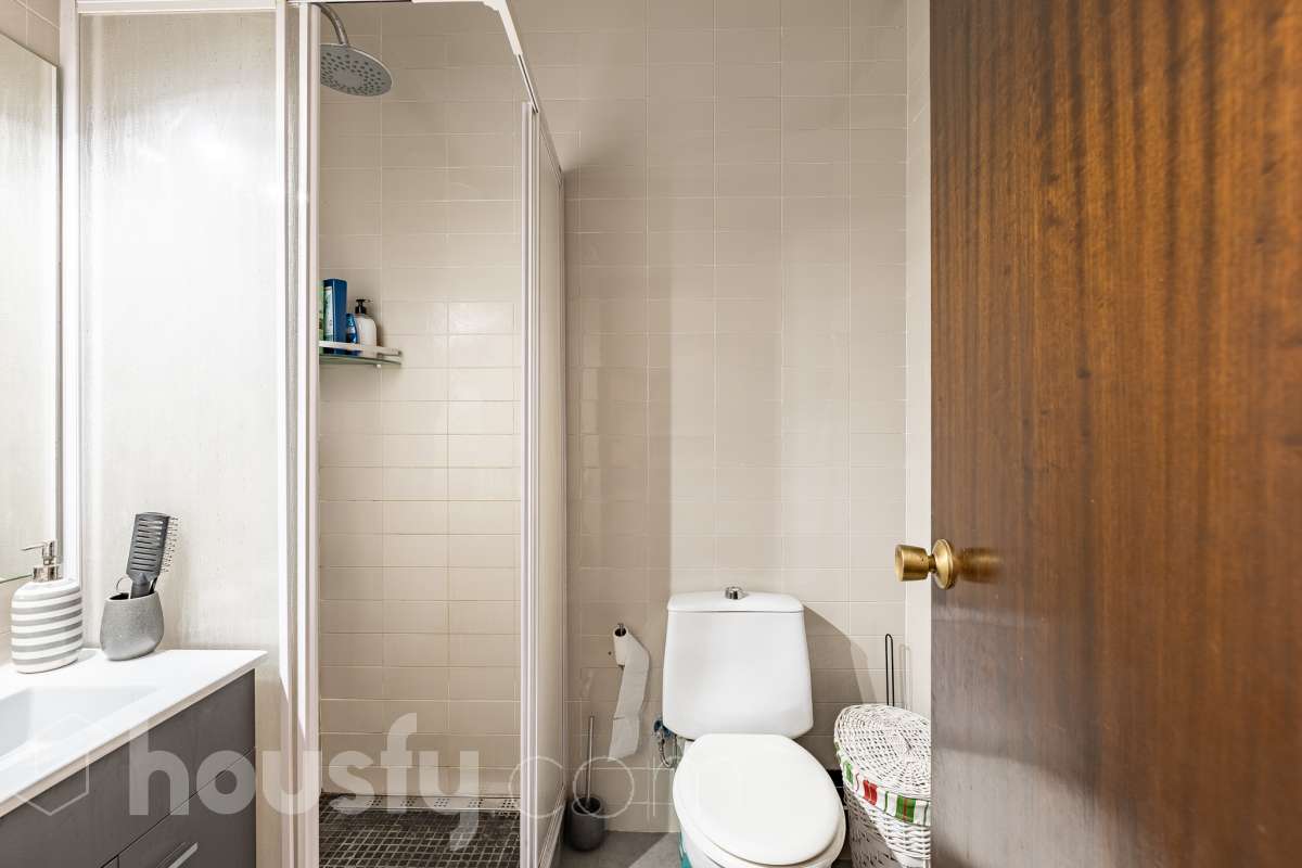 Amplio piso de 115 m² con 4 habitaciones, dos balcones, garaje en Sol i Padrís (Sabadell) Housfy presenta este espacioso y luminoso piso situado en Sol i Padrís, uno de los barrios más consolidados y demandados de Sabadell. La vivienda dispone de 115 m² útiles (superficie verificada por la Dirección General del Catastro) y fue construida en 1983. Gracias a su amplitud, excelente distribución y espacios exteriores, es una opción ideal para familias que buscan comodidad y calidad de vida. Distribución Se trata de un primero, sin ascensor. Amplio salón-comedor con abundante luz natural y salida a un balcón. 4 dormitorios, dos de ellos exteriores y dos interiores, ofreciendo diferentes posibilidades de uso según las necesidades de la familia. 2 baños completos. Cocina totalmente equipada. Características Dos balcones, que aportan luminosidad y agradables espacios al aire libre. Plaza de garaje incluida. Vivienda amplia, funcional y con gran potencial. Ubicación Ubicada en el barrio de Sol i Padrís, una zona muy valorada por su ambiente familiar, tranquilidad y la comodidad de tener todos los servicios al alcance. En las inmediaciones encontrarás colegios, supermercados, farmacias, centros de salud, zonas verdes y una amplia oferta comercial. Además, dispone de excelentes conexiones mediante transporte público y un rápido acceso a las principales vías de comunicación, facilitando los desplazamientos tanto dentro de Sabadell como hacia Barcelona y otras poblaciones del entorno. Aviso legal El precio de venta no incluye gastos de la compraventa como notaría, registro, impuestos, ni tampoco honorarios agencia. Esta publicación no es vinculante. Consulta siempre la nota simple con Housfy antes de formalizar la compraventa. Sobre nosotros Housfy es la plataforma integral de servicios inmobiliarios. Nuestra combinación de expertos y tecnología pone al alcance de todo el mundo servicios cómodos, claros y seguros. AICAT número: 7922. Nos encargamos de la gestión y asesoramiento de la compra. ¡Olvídate de todo! Hacemos los trámites por ti. Y, si además necesitas financiación, ponemos a tu disposición un bróker hipotecario para ayudarte a conseguir las mejores condiciones para tu perfil económico. ¿Quieres visitarla? Contacta con Housfy y agenda tu visita sin compromiso. Más información en: housfy.com En cumplimiento de la Ley 8/2026 en Cataluña, el certificado de presencia o ausencia de amianto se encuentra en proceso de tramitación.-31