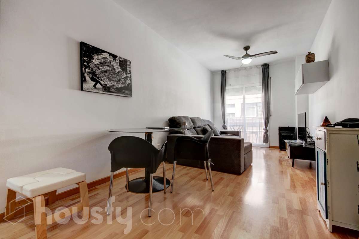 Piso con balcón y ascensor en finca de 2005 – Luminoso y listo para entrar a vivir