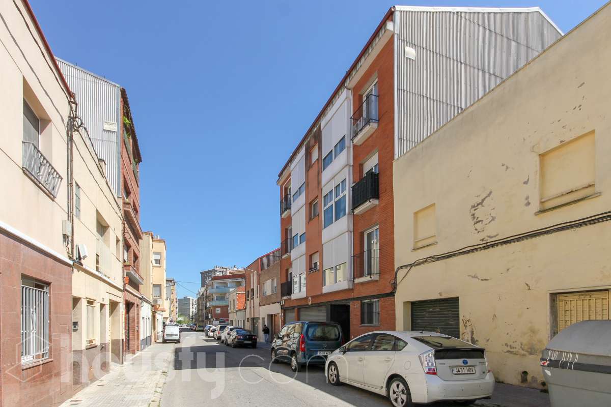 Piso con balcón y ascensor en finca de 2005 – Luminoso y listo para entrar a vivir-25
