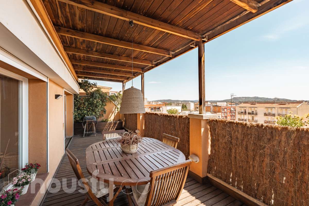 Housfy vende 🏡 fabuloso ático ubicado en Vilafranca del Penedès, el cuál consta de 200m2 útiles (verificados con la Dirección General de Catastro). Construido en el año: 1977. Distribución de estancias -Salón-comedor -4 Dormitorios -2 Baños -Cocina equipada Características específicas -Cédula de habitabilidad -Ascensor -Armario -Aire acondicionado -Trastero -Amueblado -Calefacción -Electrodomésticos -Gres/cerámica -Terraza -Chimenea Zona y entorno Respecto a la ubicación, se sitúa en Vilafranca del Penedès, municipio de Barcelona. Esta propiedad se encuentra cerca de transporte público, colegios, supermercados y farmacias. Aviso legal El precio de venta no incluye gastos de la compraventa como notaría, registro, impuestos, ni tampoco honorarios agencia. Esta publicación no es vinculante. Consulta siempre la nota simple con Housfy antes de formalizar la compraventa. Sobre nosotros Housfy es la plataforma integral de servicios inmobiliarios. Nuestra combinación de expertos y tecnología pone al alcance de todo el mundo servicios cómodos, claros y seguros. AICAT número: 7922. Nos encargamos de la gestión y asesoramiento de la compra. ¡Olvídate de todo! Hacemos los trámites por ti. Y, si además necesitas financiación, ponemos a tu disposición un bróker hipotecario para ayudarte a conseguir las mejores condiciones para tu perfil económico. ¿Quieres visitarla? Contacta con Housfy y agenda tu visita sin compromiso. Más información en: housfy.com-30