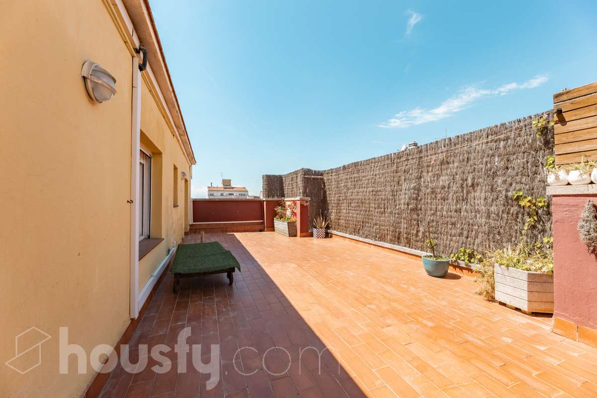 Housfy vende 🏡 fabuloso ático ubicado en Vilafranca del Penedès, el cuál consta de 200m2 útiles (verificados con la Dirección General de Catastro). Construido en el año: 1977. Distribución de estancias -Salón-comedor -4 Dormitorios -2 Baños -Cocina equipada Características específicas -Cédula de habitabilidad -Ascensor -Armario -Aire acondicionado -Trastero -Amueblado -Calefacción -Electrodomésticos -Gres/cerámica -Terraza -Chimenea Zona y entorno Respecto a la ubicación, se sitúa en Vilafranca del Penedès, municipio de Barcelona. Esta propiedad se encuentra cerca de transporte público, colegios, supermercados y farmacias. Aviso legal El precio de venta no incluye gastos de la compraventa como notaría, registro, impuestos, ni tampoco honorarios agencia. Esta publicación no es vinculante. Consulta siempre la nota simple con Housfy antes de formalizar la compraventa. Sobre nosotros Housfy es la plataforma integral de servicios inmobiliarios. Nuestra combinación de expertos y tecnología pone al alcance de todo el mundo servicios cómodos, claros y seguros. AICAT número: 7922. Nos encargamos de la gestión y asesoramiento de la compra. ¡Olvídate de todo! Hacemos los trámites por ti. Y, si además necesitas financiación, ponemos a tu disposición un bróker hipotecario para ayudarte a conseguir las mejores condiciones para tu perfil económico. ¿Quieres visitarla? Contacta con Housfy y agenda tu visita sin compromiso. Más información en: housfy.com-33