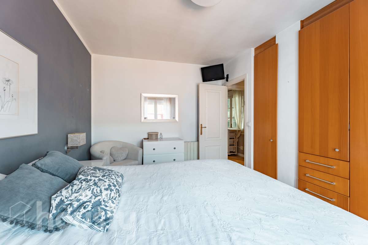 Housfy vende 🏡 fabuloso ático ubicado en Vilafranca del Penedès, el cuál consta de 200m2 útiles (verificados con la Dirección General de Catastro). Construido en el año: 1977. Distribución de estancias -Salón-comedor -4 Dormitorios -2 Baños -Cocina equipada Características específicas -Cédula de habitabilidad -Ascensor -Armario -Aire acondicionado -Trastero -Amueblado -Calefacción -Electrodomésticos -Gres/cerámica -Terraza -Chimenea Zona y entorno Respecto a la ubicación, se sitúa en Vilafranca del Penedès, municipio de Barcelona. Esta propiedad se encuentra cerca de transporte público, colegios, supermercados y farmacias. Aviso legal El precio de venta no incluye gastos de la compraventa como notaría, registro, impuestos, ni tampoco honorarios agencia. Esta publicación no es vinculante. Consulta siempre la nota simple con Housfy antes de formalizar la compraventa. Sobre nosotros Housfy es la plataforma integral de servicios inmobiliarios. Nuestra combinación de expertos y tecnología pone al alcance de todo el mundo servicios cómodos, claros y seguros. AICAT número: 7922. Nos encargamos de la gestión y asesoramiento de la compra. ¡Olvídate de todo! Hacemos los trámites por ti. Y, si además necesitas financiación, ponemos a tu disposición un bróker hipotecario para ayudarte a conseguir las mejores condiciones para tu perfil económico. ¿Quieres visitarla? Contacta con Housfy y agenda tu visita sin compromiso. Más información en: housfy.com-10