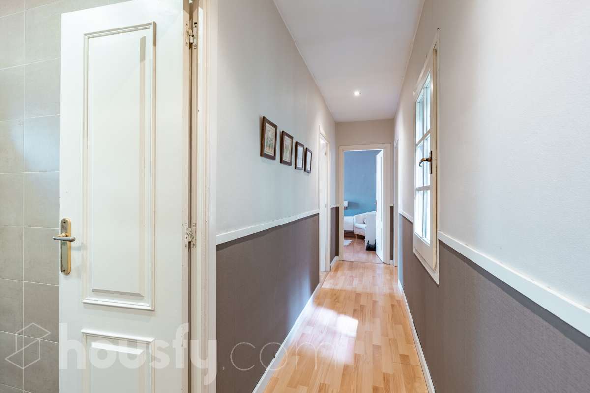 Housfy vende 🏡 fabuloso ático ubicado en Vilafranca del Penedès, el cuál consta de 200m2 útiles (verificados con la Dirección General de Catastro). Construido en el año: 1977. Distribución de estancias -Salón-comedor -4 Dormitorios -2 Baños -Cocina equipada Características específicas -Cédula de habitabilidad -Ascensor -Armario -Aire acondicionado -Trastero -Amueblado -Calefacción -Electrodomésticos -Gres/cerámica -Terraza -Chimenea Zona y entorno Respecto a la ubicación, se sitúa en Vilafranca del Penedès, municipio de Barcelona. Esta propiedad se encuentra cerca de transporte público, colegios, supermercados y farmacias. Aviso legal El precio de venta no incluye gastos de la compraventa como notaría, registro, impuestos, ni tampoco honorarios agencia. Esta publicación no es vinculante. Consulta siempre la nota simple con Housfy antes de formalizar la compraventa. Sobre nosotros Housfy es la plataforma integral de servicios inmobiliarios. Nuestra combinación de expertos y tecnología pone al alcance de todo el mundo servicios cómodos, claros y seguros. AICAT número: 7922. Nos encargamos de la gestión y asesoramiento de la compra. ¡Olvídate de todo! Hacemos los trámites por ti. Y, si además necesitas financiación, ponemos a tu disposición un bróker hipotecario para ayudarte a conseguir las mejores condiciones para tu perfil económico. ¿Quieres visitarla? Contacta con Housfy y agenda tu visita sin compromiso. Más información en: housfy.com-24