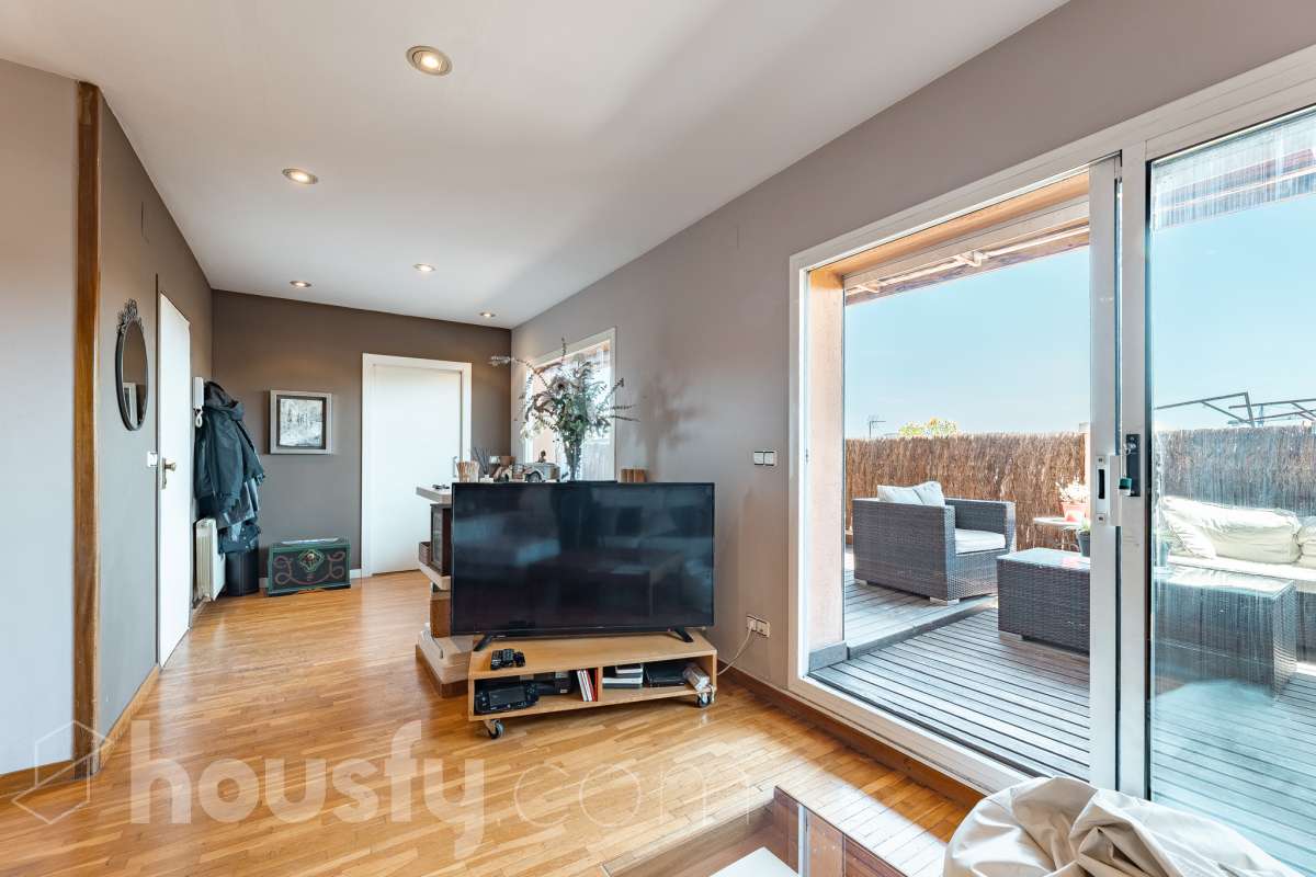 Housfy vende 🏡 fabuloso ático ubicado en Vilafranca del Penedès, el cuál consta de 200m2 útiles (verificados con la Dirección General de Catastro). Construido en el año: 1977. Distribución de estancias -Salón-comedor -4 Dormitorios -2 Baños -Cocina equipada Características específicas -Cédula de habitabilidad -Ascensor -Armario -Aire acondicionado -Trastero -Amueblado -Calefacción -Electrodomésticos -Gres/cerámica -Terraza -Chimenea Zona y entorno Respecto a la ubicación, se sitúa en Vilafranca del Penedès, municipio de Barcelona. Esta propiedad se encuentra cerca de transporte público, colegios, supermercados y farmacias. Aviso legal El precio de venta no incluye gastos de la compraventa como notaría, registro, impuestos, ni tampoco honorarios agencia. Esta publicación no es vinculante. Consulta siempre la nota simple con Housfy antes de formalizar la compraventa. Sobre nosotros Housfy es la plataforma integral de servicios inmobiliarios. Nuestra combinación de expertos y tecnología pone al alcance de todo el mundo servicios cómodos, claros y seguros. AICAT número: 7922. Nos encargamos de la gestión y asesoramiento de la compra. ¡Olvídate de todo! Hacemos los trámites por ti. Y, si además necesitas financiación, ponemos a tu disposición un bróker hipotecario para ayudarte a conseguir las mejores condiciones para tu perfil económico. ¿Quieres visitarla? Contacta con Housfy y agenda tu visita sin compromiso. Más información en: housfy.com-7