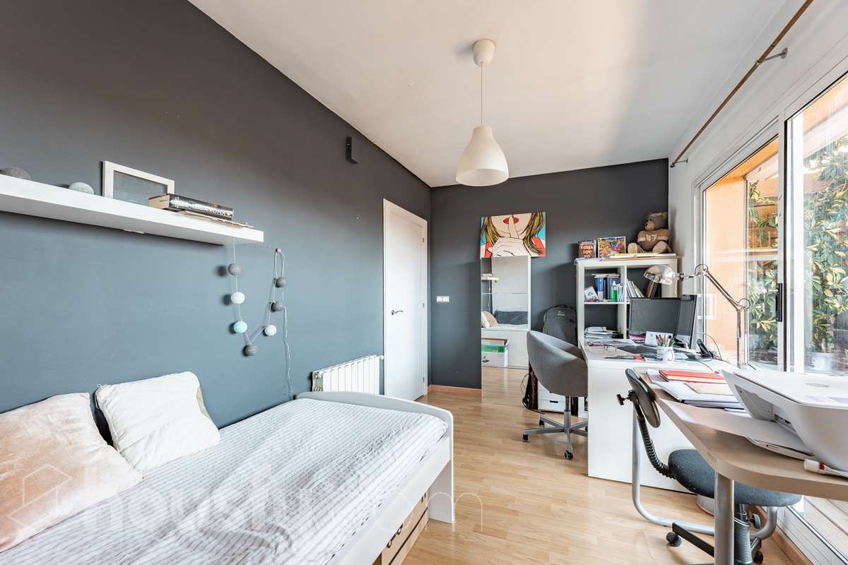 Housfy vende 🏡 fabuloso ático ubicado en Vilafranca del Penedès, el cuál consta de 200m2 útiles (verificados con la Dirección General de Catastro). Construido en el año: 1977. Distribución de estancias -Salón-comedor -4 Dormitorios -2 Baños -Cocina equipada Características específicas -Cédula de habitabilidad -Ascensor -Armario -Aire acondicionado -Trastero -Amueblado -Calefacción -Electrodomésticos -Gres/cerámica -Terraza -Chimenea Zona y entorno Respecto a la ubicación, se sitúa en Vilafranca del Penedès, municipio de Barcelona. Esta propiedad se encuentra cerca de transporte público, colegios, supermercados y farmacias. Aviso legal El precio de venta no incluye gastos de la compraventa como notaría, registro, impuestos, ni tampoco honorarios agencia. Esta publicación no es vinculante. Consulta siempre la nota simple con Housfy antes de formalizar la compraventa. Sobre nosotros Housfy es la plataforma integral de servicios inmobiliarios. Nuestra combinación de expertos y tecnología pone al alcance de todo el mundo servicios cómodos, claros y seguros. AICAT número: 7922. Nos encargamos de la gestión y asesoramiento de la compra. ¡Olvídate de todo! Hacemos los trámites por ti. Y, si además necesitas financiación, ponemos a tu disposición un bróker hipotecario para ayudarte a conseguir las mejores condiciones para tu perfil económico. ¿Quieres visitarla? Contacta con Housfy y agenda tu visita sin compromiso. Más información en: housfy.com-12