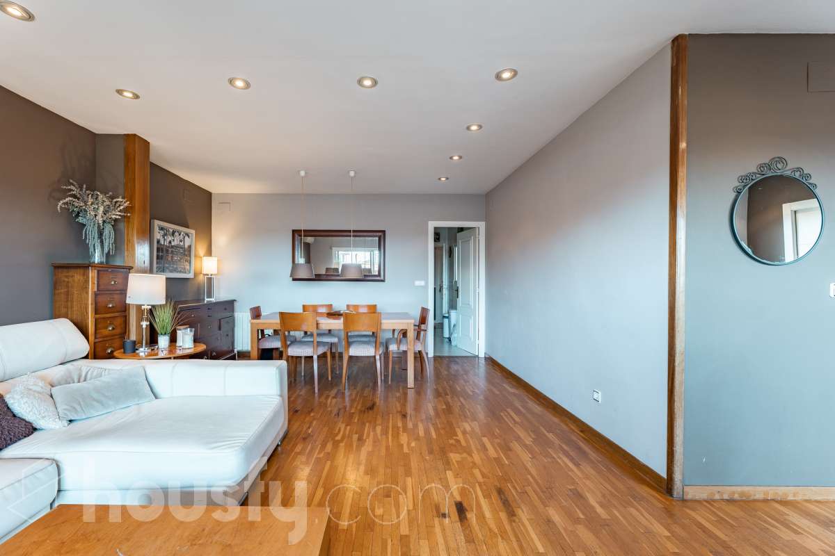 Housfy vende 🏡 fabuloso ático ubicado en Vilafranca del Penedès, el cuál consta de 200m2 útiles (verificados con la Dirección General de Catastro). Construido en el año: 1977. Distribución de estancias -Salón-comedor -4 Dormitorios -2 Baños -Cocina equipada Características específicas -Cédula de habitabilidad -Ascensor -Armario -Aire acondicionado -Trastero -Amueblado -Calefacción -Electrodomésticos -Gres/cerámica -Terraza -Chimenea Zona y entorno Respecto a la ubicación, se sitúa en Vilafranca del Penedès, municipio de Barcelona. Esta propiedad se encuentra cerca de transporte público, colegios, supermercados y farmacias. Aviso legal El precio de venta no incluye gastos de la compraventa como notaría, registro, impuestos, ni tampoco honorarios agencia. Esta publicación no es vinculante. Consulta siempre la nota simple con Housfy antes de formalizar la compraventa. Sobre nosotros Housfy es la plataforma integral de servicios inmobiliarios. Nuestra combinación de expertos y tecnología pone al alcance de todo el mundo servicios cómodos, claros y seguros. AICAT número: 7922. Nos encargamos de la gestión y asesoramiento de la compra. ¡Olvídate de todo! Hacemos los trámites por ti. Y, si además necesitas financiación, ponemos a tu disposición un bróker hipotecario para ayudarte a conseguir las mejores condiciones para tu perfil económico. ¿Quieres visitarla? Contacta con Housfy y agenda tu visita sin compromiso. Más información en: housfy.com-6