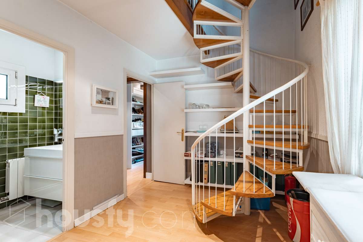 Housfy vende 🏡 fabuloso ático ubicado en Vilafranca del Penedès, el cuál consta de 200m2 útiles (verificados con la Dirección General de Catastro). Construido en el año: 1977. Distribución de estancias -Salón-comedor -4 Dormitorios -2 Baños -Cocina equipada Características específicas -Cédula de habitabilidad -Ascensor -Armario -Aire acondicionado -Trastero -Amueblado -Calefacción -Electrodomésticos -Gres/cerámica -Terraza -Chimenea Zona y entorno Respecto a la ubicación, se sitúa en Vilafranca del Penedès, municipio de Barcelona. Esta propiedad se encuentra cerca de transporte público, colegios, supermercados y farmacias. Aviso legal El precio de venta no incluye gastos de la compraventa como notaría, registro, impuestos, ni tampoco honorarios agencia. Esta publicación no es vinculante. Consulta siempre la nota simple con Housfy antes de formalizar la compraventa. Sobre nosotros Housfy es la plataforma integral de servicios inmobiliarios. Nuestra combinación de expertos y tecnología pone al alcance de todo el mundo servicios cómodos, claros y seguros. AICAT número: 7922. Nos encargamos de la gestión y asesoramiento de la compra. ¡Olvídate de todo! Hacemos los trámites por ti. Y, si además necesitas financiación, ponemos a tu disposición un bróker hipotecario para ayudarte a conseguir las mejores condiciones para tu perfil económico. ¿Quieres visitarla? Contacta con Housfy y agenda tu visita sin compromiso. Más información en: housfy.com-29