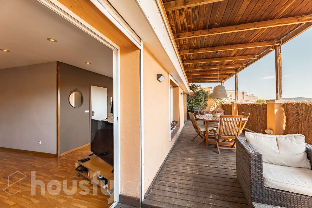 Housfy vende 🏡 fabuloso ático ubicado en Vilafranca del Penedès, el cuál consta de 200m2 útiles (verificados con la Dirección General de Catastro). Construido en el año: 1977. Distribución de estancias -Salón-comedor -4 Dormitorios -2 Baños -Cocina equipada Características específicas -Cédula de habitabilidad -Ascensor -Armario -Aire acondicionado -Trastero -Amueblado -Calefacción -Electrodomésticos -Gres/cerámica -Terraza -Chimenea Zona y entorno Respecto a la ubicación, se sitúa en Vilafranca del Penedès, municipio de Barcelona. Esta propiedad se encuentra cerca de transporte público, colegios, supermercados y farmacias. Aviso legal El precio de venta no incluye gastos de la compraventa como notaría, registro, impuestos, ni tampoco honorarios agencia. Esta publicación no es vinculante. Consulta siempre la nota simple con Housfy antes de formalizar la compraventa. Sobre nosotros Housfy es la plataforma integral de servicios inmobiliarios. Nuestra combinación de expertos y tecnología pone al alcance de todo el mundo servicios cómodos, claros y seguros. AICAT número: 7922. Nos encargamos de la gestión y asesoramiento de la compra. ¡Olvídate de todo! Hacemos los trámites por ti. Y, si además necesitas financiación, ponemos a tu disposición un bróker hipotecario para ayudarte a conseguir las mejores condiciones para tu perfil económico. ¿Quieres visitarla? Contacta con Housfy y agenda tu visita sin compromiso. Más información en: housfy.com-34