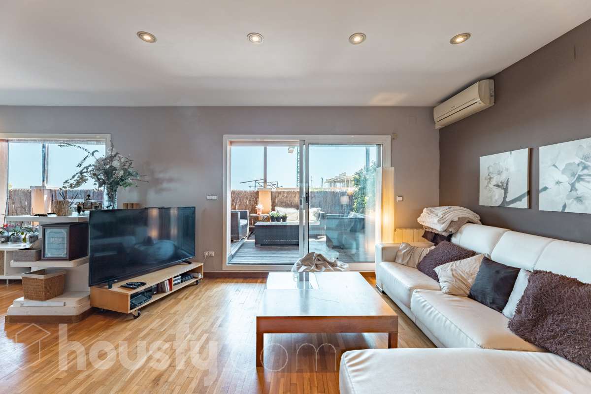 Housfy vende 🏡 fabuloso ático ubicado en Vilafranca del Penedès, el cuál consta de 200m2 útiles (verificados con la Dirección General de Catastro). Construido en el año: 1977. Distribución de estancias -Salón-comedor -4 Dormitorios -2 Baños -Cocina equipada Características específicas -Cédula de habitabilidad -Ascensor -Armario -Aire acondicionado -Trastero -Amueblado -Calefacción -Electrodomésticos -Gres/cerámica -Terraza -Chimenea Zona y entorno Respecto a la ubicación, se sitúa en Vilafranca del Penedès, municipio de Barcelona. Esta propiedad se encuentra cerca de transporte público, colegios, supermercados y farmacias. Aviso legal El precio de venta no incluye gastos de la compraventa como notaría, registro, impuestos, ni tampoco honorarios agencia. Esta publicación no es vinculante. Consulta siempre la nota simple con Housfy antes de formalizar la compraventa. Sobre nosotros Housfy es la plataforma integral de servicios inmobiliarios. Nuestra combinación de expertos y tecnología pone al alcance de todo el mundo servicios cómodos, claros y seguros. AICAT número: 7922. Nos encargamos de la gestión y asesoramiento de la compra. ¡Olvídate de todo! Hacemos los trámites por ti. Y, si además necesitas financiación, ponemos a tu disposición un bróker hipotecario para ayudarte a conseguir las mejores condiciones para tu perfil económico. ¿Quieres visitarla? Contacta con Housfy y agenda tu visita sin compromiso. Más información en: housfy.com-4