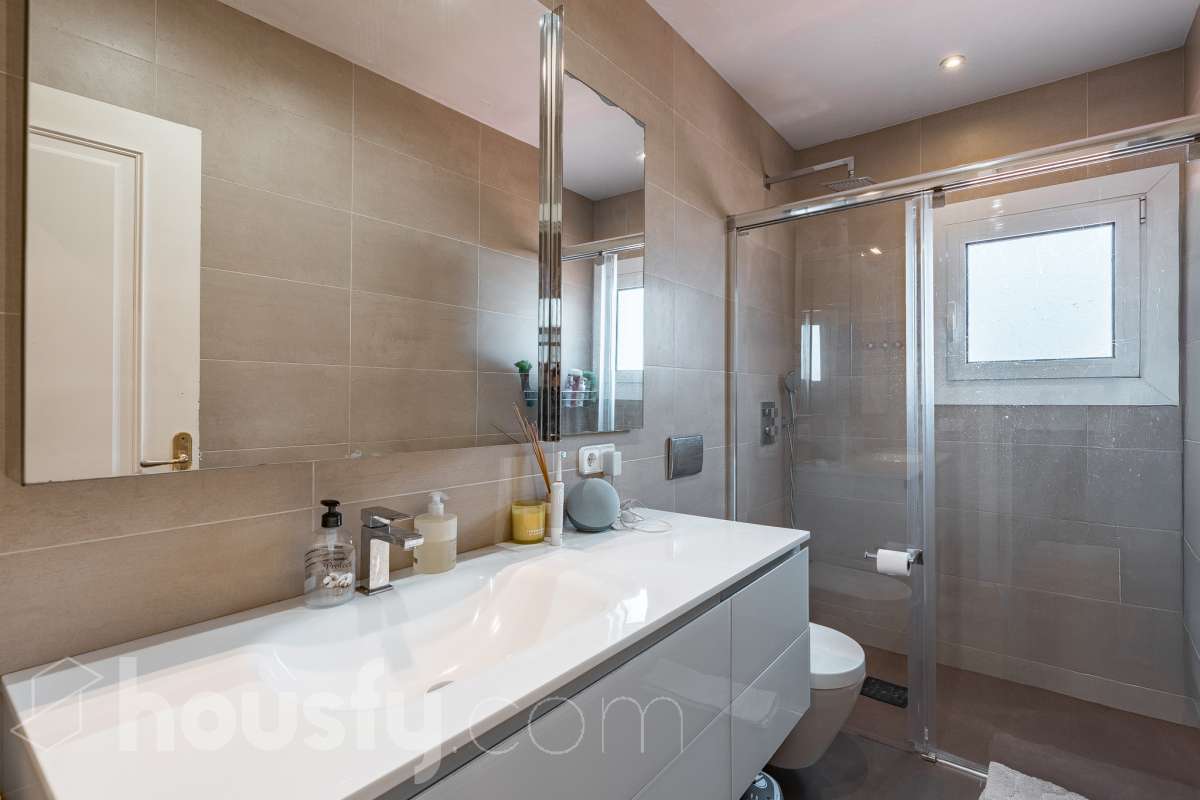 Housfy vende 🏡 fabuloso ático ubicado en Vilafranca del Penedès, el cuál consta de 200m2 útiles (verificados con la Dirección General de Catastro). Construido en el año: 1977. Distribución de estancias -Salón-comedor -4 Dormitorios -2 Baños -Cocina equipada Características específicas -Cédula de habitabilidad -Ascensor -Armario -Aire acondicionado -Trastero -Amueblado -Calefacción -Electrodomésticos -Gres/cerámica -Terraza -Chimenea Zona y entorno Respecto a la ubicación, se sitúa en Vilafranca del Penedès, municipio de Barcelona. Esta propiedad se encuentra cerca de transporte público, colegios, supermercados y farmacias. Aviso legal El precio de venta no incluye gastos de la compraventa como notaría, registro, impuestos, ni tampoco honorarios agencia. Esta publicación no es vinculante. Consulta siempre la nota simple con Housfy antes de formalizar la compraventa. Sobre nosotros Housfy es la plataforma integral de servicios inmobiliarios. Nuestra combinación de expertos y tecnología pone al alcance de todo el mundo servicios cómodos, claros y seguros. AICAT número: 7922. Nos encargamos de la gestión y asesoramiento de la compra. ¡Olvídate de todo! Hacemos los trámites por ti. Y, si además necesitas financiación, ponemos a tu disposición un bróker hipotecario para ayudarte a conseguir las mejores condiciones para tu perfil económico. ¿Quieres visitarla? Contacta con Housfy y agenda tu visita sin compromiso. Más información en: housfy.com-25