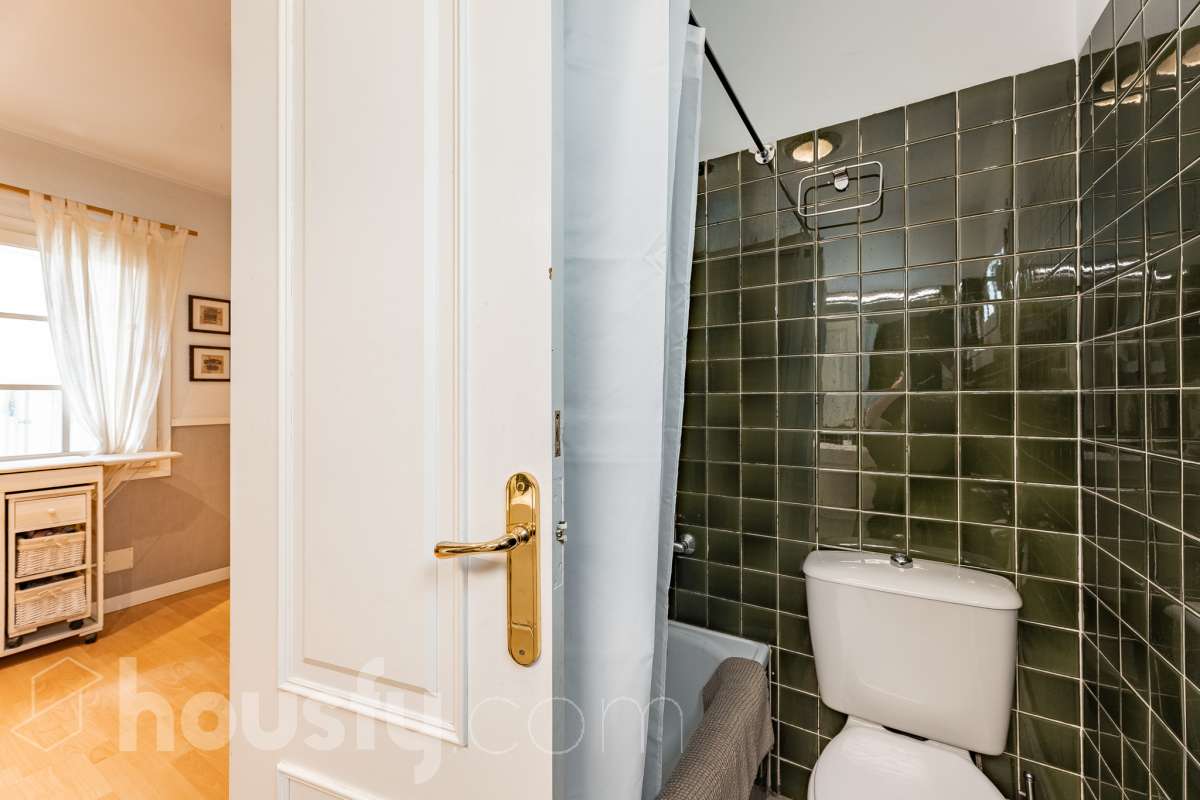 Housfy vende 🏡 fabuloso ático ubicado en Vilafranca del Penedès, el cuál consta de 200m2 útiles (verificados con la Dirección General de Catastro). Construido en el año: 1977. Distribución de estancias -Salón-comedor -4 Dormitorios -2 Baños -Cocina equipada Características específicas -Cédula de habitabilidad -Ascensor -Armario -Aire acondicionado -Trastero -Amueblado -Calefacción -Electrodomésticos -Gres/cerámica -Terraza -Chimenea Zona y entorno Respecto a la ubicación, se sitúa en Vilafranca del Penedès, municipio de Barcelona. Esta propiedad se encuentra cerca de transporte público, colegios, supermercados y farmacias. Aviso legal El precio de venta no incluye gastos de la compraventa como notaría, registro, impuestos, ni tampoco honorarios agencia. Esta publicación no es vinculante. Consulta siempre la nota simple con Housfy antes de formalizar la compraventa. Sobre nosotros Housfy es la plataforma integral de servicios inmobiliarios. Nuestra combinación de expertos y tecnología pone al alcance de todo el mundo servicios cómodos, claros y seguros. AICAT número: 7922. Nos encargamos de la gestión y asesoramiento de la compra. ¡Olvídate de todo! Hacemos los trámites por ti. Y, si además necesitas financiación, ponemos a tu disposición un bróker hipotecario para ayudarte a conseguir las mejores condiciones para tu perfil económico. ¿Quieres visitarla? Contacta con Housfy y agenda tu visita sin compromiso. Más información en: housfy.com-26