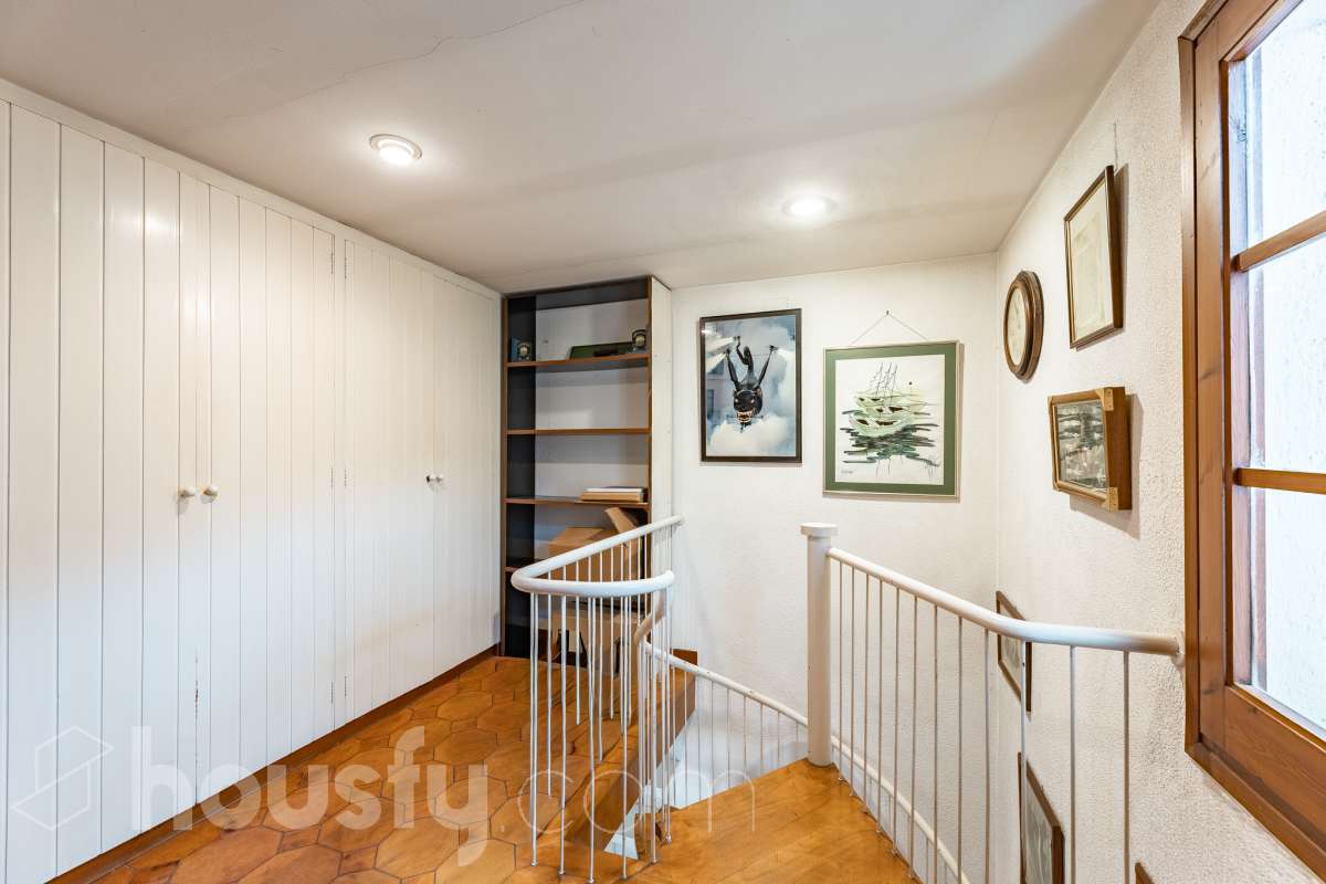 Housfy vende 🏡 fabuloso ático ubicado en Vilafranca del Penedès, el cuál consta de 200m2 útiles (verificados con la Dirección General de Catastro). Construido en el año: 1977. Distribución de estancias -Salón-comedor -4 Dormitorios -2 Baños -Cocina equipada Características específicas -Cédula de habitabilidad -Ascensor -Armario -Aire acondicionado -Trastero -Amueblado -Calefacción -Electrodomésticos -Gres/cerámica -Terraza -Chimenea Zona y entorno Respecto a la ubicación, se sitúa en Vilafranca del Penedès, municipio de Barcelona. Esta propiedad se encuentra cerca de transporte público, colegios, supermercados y farmacias. Aviso legal El precio de venta no incluye gastos de la compraventa como notaría, registro, impuestos, ni tampoco honorarios agencia. Esta publicación no es vinculante. Consulta siempre la nota simple con Housfy antes de formalizar la compraventa. Sobre nosotros Housfy es la plataforma integral de servicios inmobiliarios. Nuestra combinación de expertos y tecnología pone al alcance de todo el mundo servicios cómodos, claros y seguros. AICAT número: 7922. Nos encargamos de la gestión y asesoramiento de la compra. ¡Olvídate de todo! Hacemos los trámites por ti. Y, si además necesitas financiación, ponemos a tu disposición un bróker hipotecario para ayudarte a conseguir las mejores condiciones para tu perfil económico. ¿Quieres visitarla? Contacta con Housfy y agenda tu visita sin compromiso. Más información en: housfy.com-19