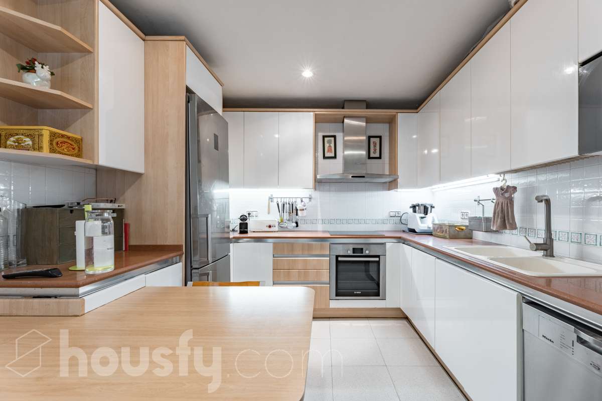 Housfy vende 🏡 fabuloso ático ubicado en Vilafranca del Penedès, el cuál consta de 200m2 útiles (verificados con la Dirección General de Catastro). Construido en el año: 1977. Distribución de estancias -Salón-comedor -4 Dormitorios -2 Baños -Cocina equipada Características específicas -Cédula de habitabilidad -Ascensor -Armario -Aire acondicionado -Trastero -Amueblado -Calefacción -Electrodomésticos -Gres/cerámica -Terraza -Chimenea Zona y entorno Respecto a la ubicación, se sitúa en Vilafranca del Penedès, municipio de Barcelona. Esta propiedad se encuentra cerca de transporte público, colegios, supermercados y farmacias. Aviso legal El precio de venta no incluye gastos de la compraventa como notaría, registro, impuestos, ni tampoco honorarios agencia. Esta publicación no es vinculante. Consulta siempre la nota simple con Housfy antes de formalizar la compraventa. Sobre nosotros Housfy es la plataforma integral de servicios inmobiliarios. Nuestra combinación de expertos y tecnología pone al alcance de todo el mundo servicios cómodos, claros y seguros. AICAT número: 7922. Nos encargamos de la gestión y asesoramiento de la compra. ¡Olvídate de todo! Hacemos los trámites por ti. Y, si además necesitas financiación, ponemos a tu disposición un bróker hipotecario para ayudarte a conseguir las mejores condiciones para tu perfil económico. ¿Quieres visitarla? Contacta con Housfy y agenda tu visita sin compromiso. Más información en: housfy.com-22