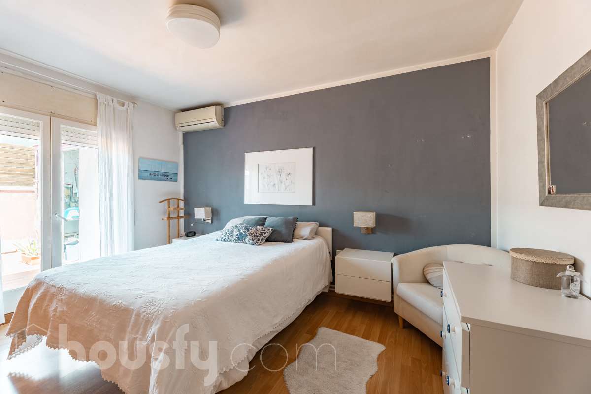 Housfy vende 🏡 fabuloso ático ubicado en Vilafranca del Penedès, el cuál consta de 200m2 útiles (verificados con la Dirección General de Catastro). Construido en el año: 1977. Distribución de estancias -Salón-comedor -4 Dormitorios -2 Baños -Cocina equipada Características específicas -Cédula de habitabilidad -Ascensor -Armario -Aire acondicionado -Trastero -Amueblado -Calefacción -Electrodomésticos -Gres/cerámica -Terraza -Chimenea Zona y entorno Respecto a la ubicación, se sitúa en Vilafranca del Penedès, municipio de Barcelona. Esta propiedad se encuentra cerca de transporte público, colegios, supermercados y farmacias. Aviso legal El precio de venta no incluye gastos de la compraventa como notaría, registro, impuestos, ni tampoco honorarios agencia. Esta publicación no es vinculante. Consulta siempre la nota simple con Housfy antes de formalizar la compraventa. Sobre nosotros Housfy es la plataforma integral de servicios inmobiliarios. Nuestra combinación de expertos y tecnología pone al alcance de todo el mundo servicios cómodos, claros y seguros. AICAT número: 7922. Nos encargamos de la gestión y asesoramiento de la compra. ¡Olvídate de todo! Hacemos los trámites por ti. Y, si además necesitas financiación, ponemos a tu disposición un bróker hipotecario para ayudarte a conseguir las mejores condiciones para tu perfil económico. ¿Quieres visitarla? Contacta con Housfy y agenda tu visita sin compromiso. Más información en: housfy.com-9